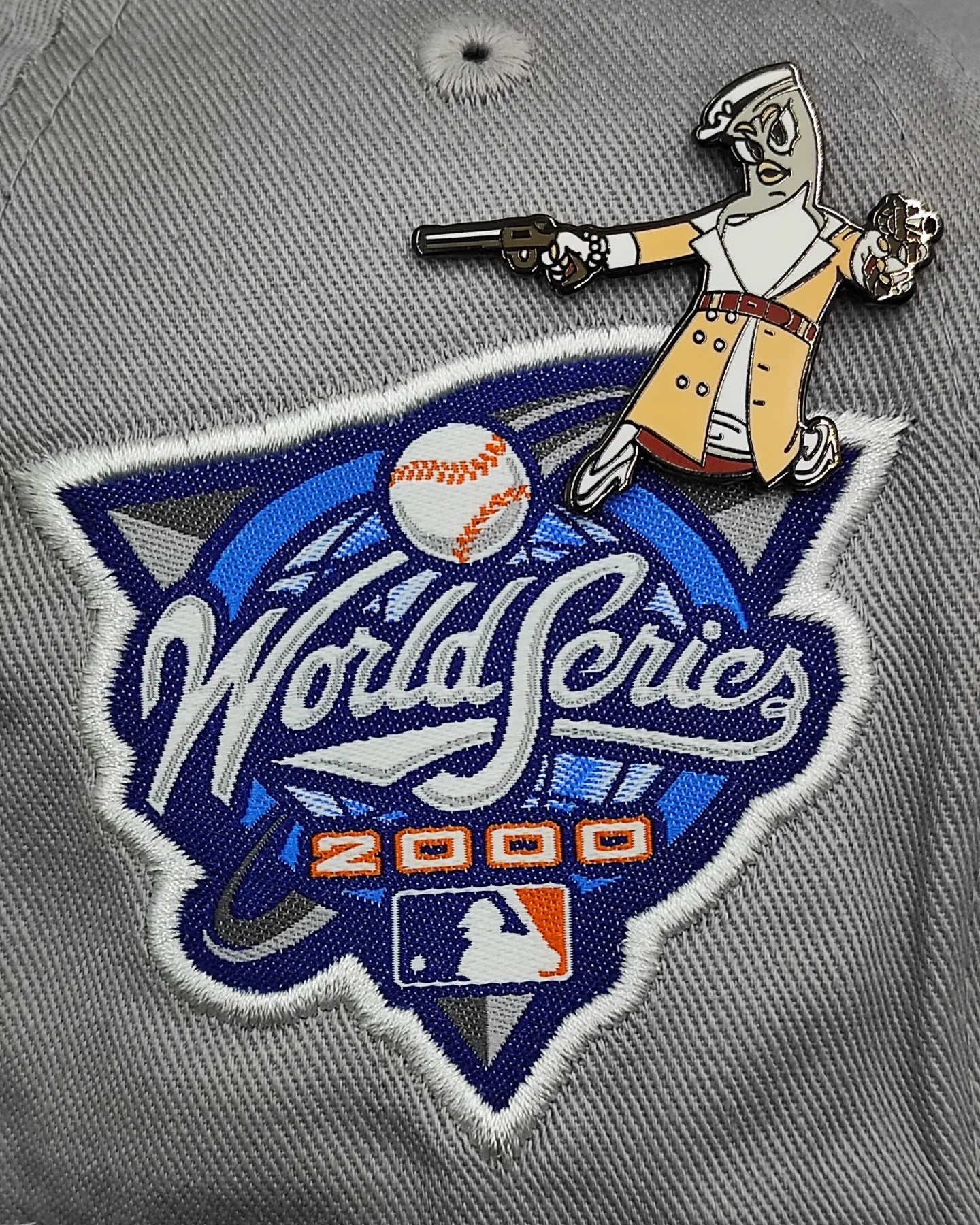 Pin metalico Bank Hat Club