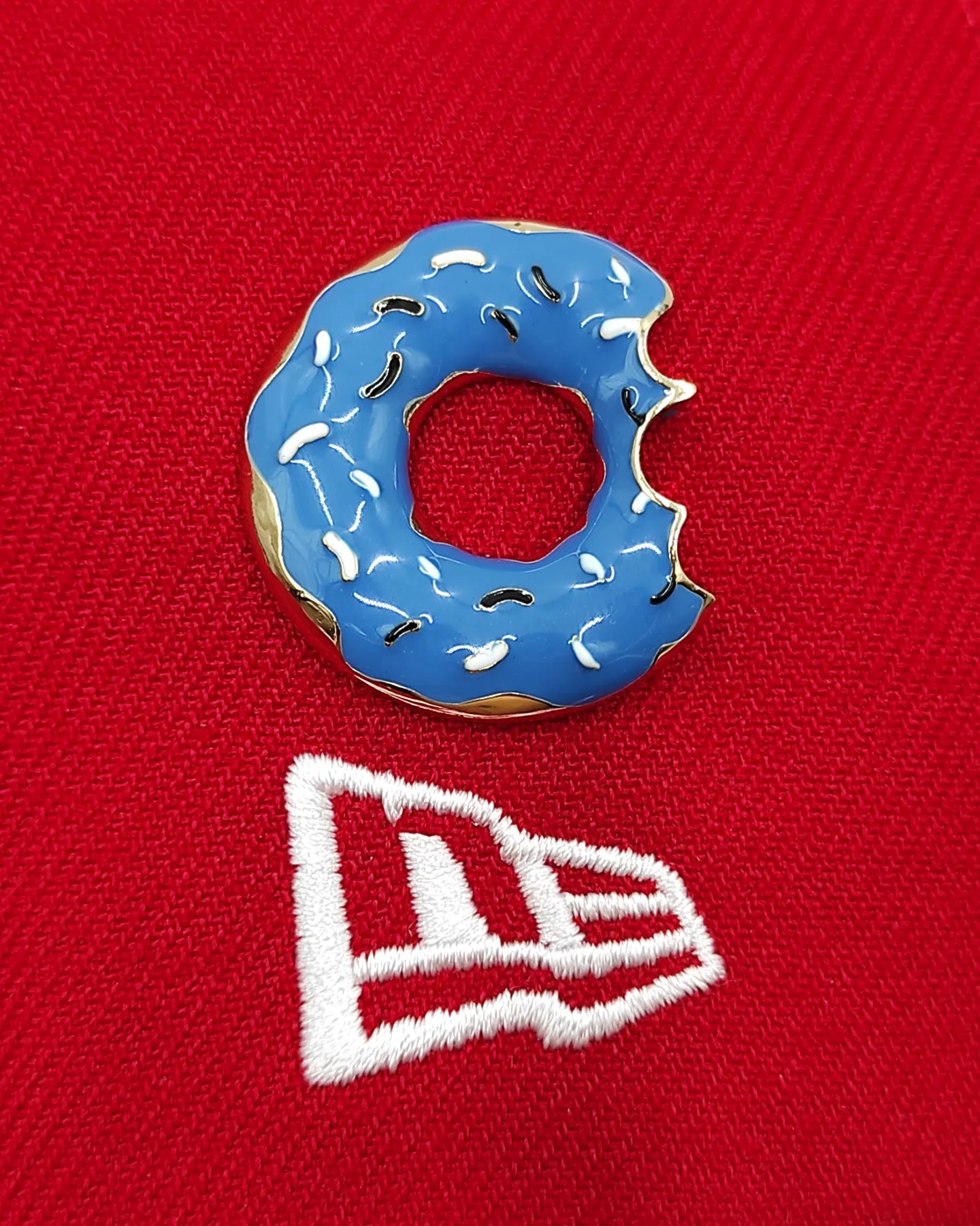 Pin metalico Donuts Hat Club