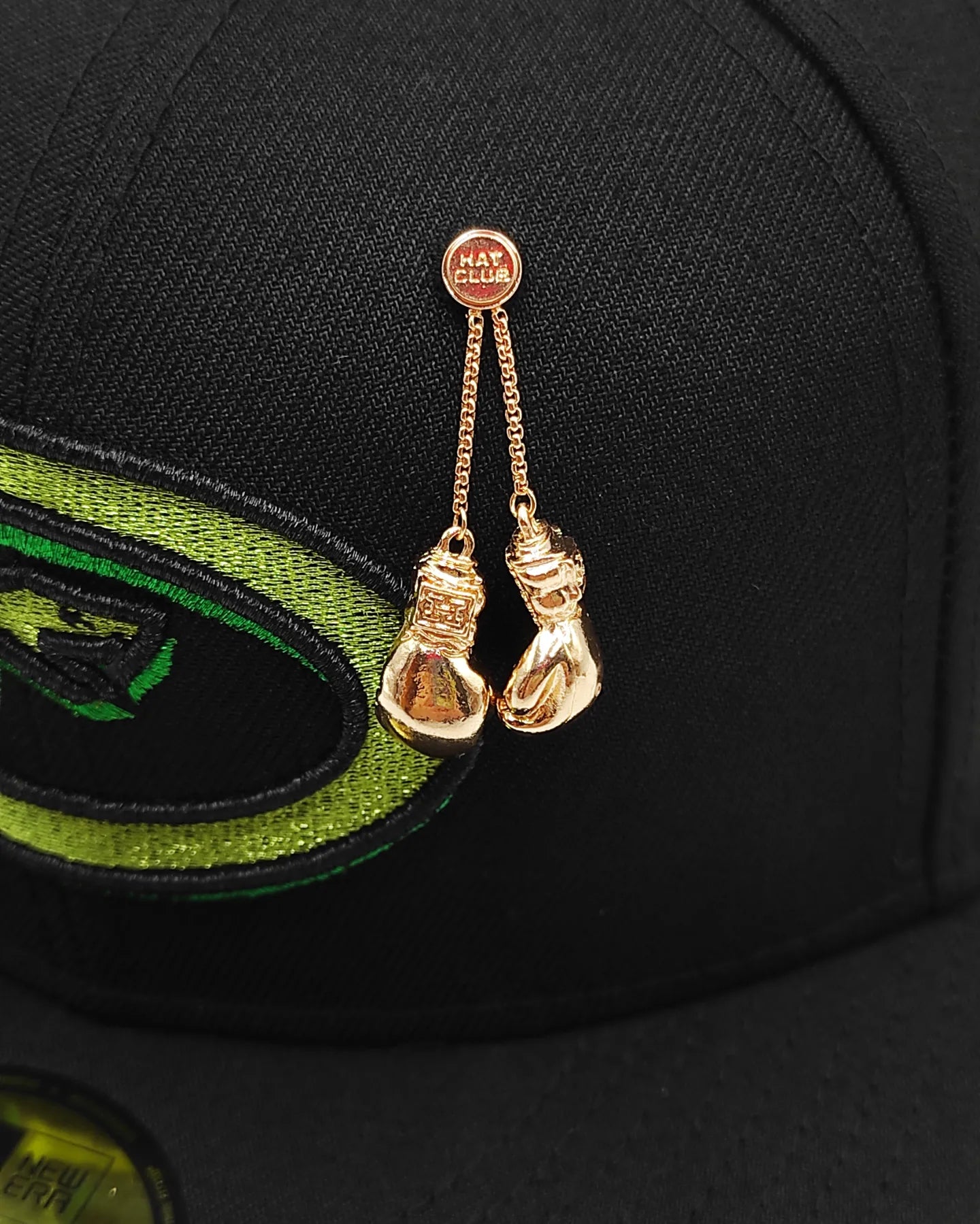 Pin metalico Boxing Hat Club