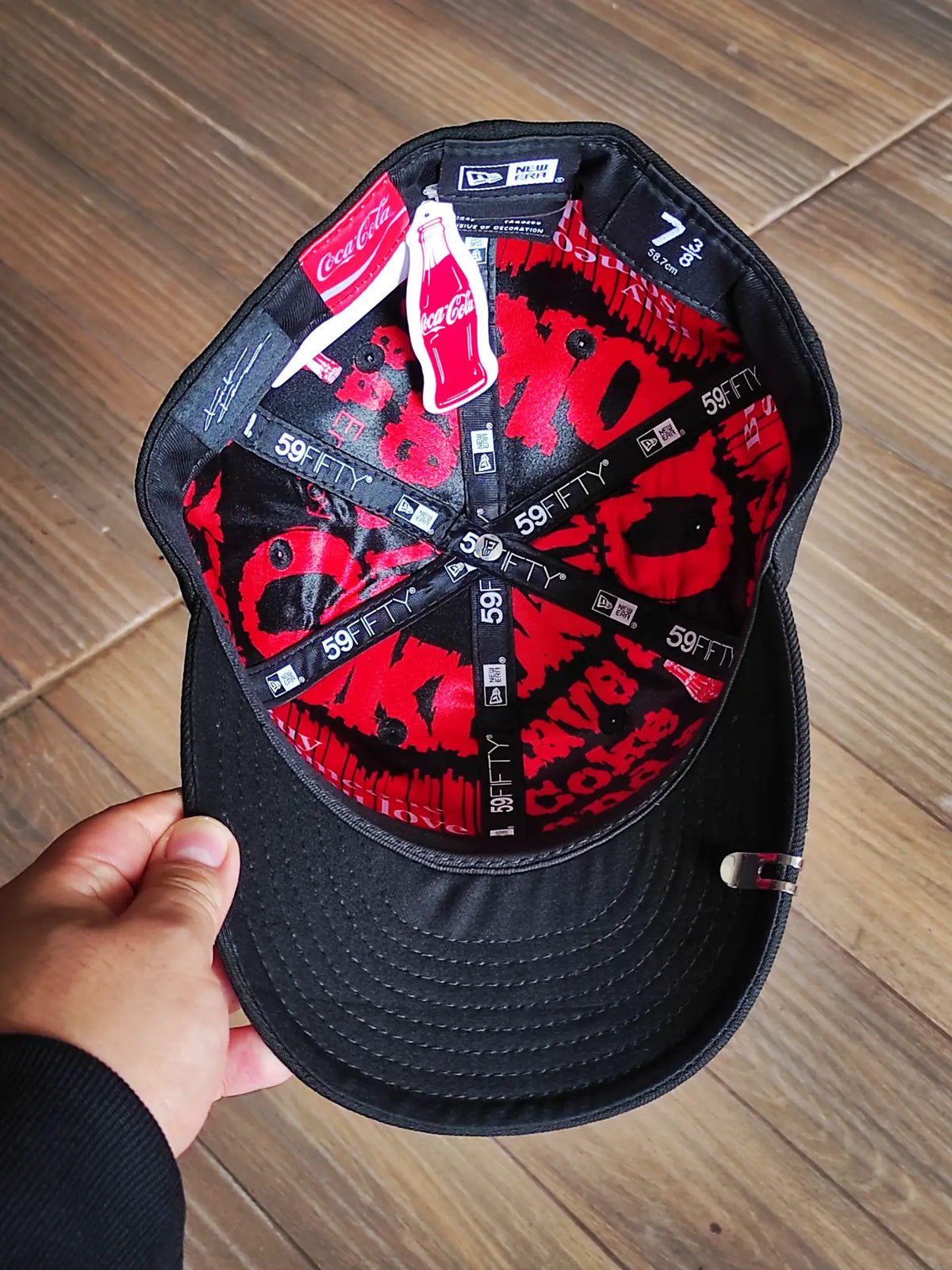 59FIFTY Coca-Cola x New Era diseñada por Kosuke Kawamura Coca-Cola color negro rojo