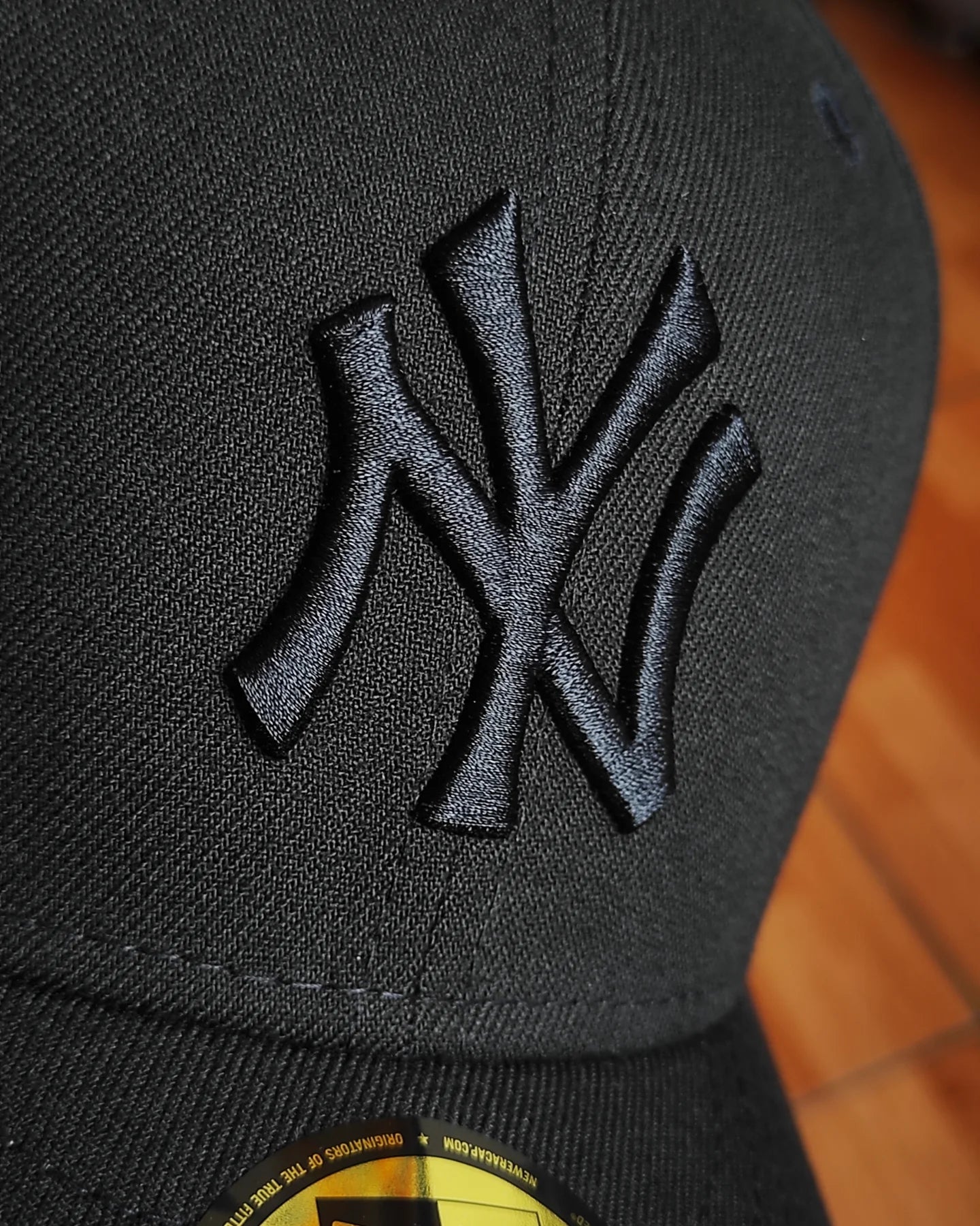 New Era New York Yankees World Series 1999 Black Out Red Edition 59Fifty Fitted Hat