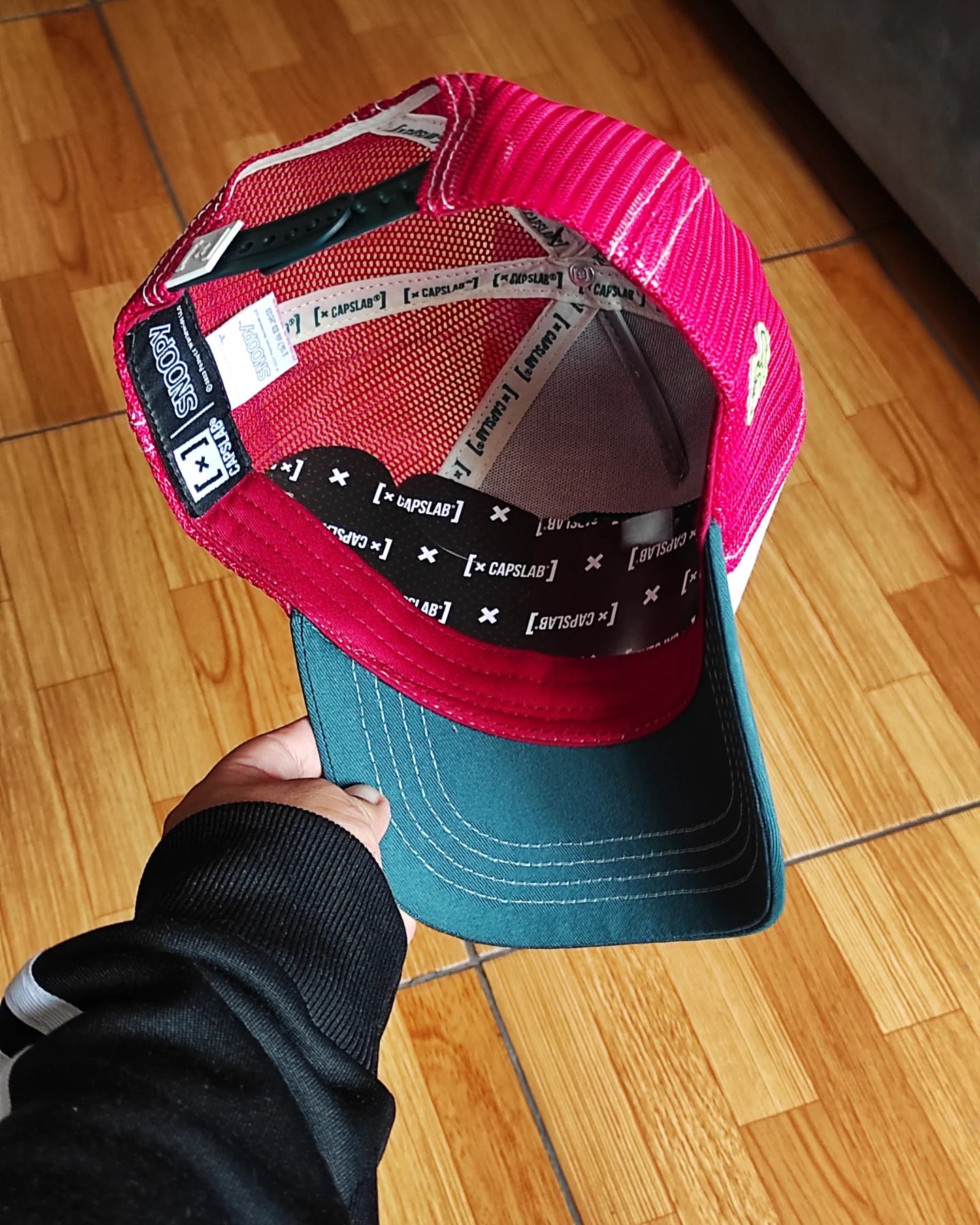 CAPSLAB peanuts Snoopy white red green trucker snapback hat
