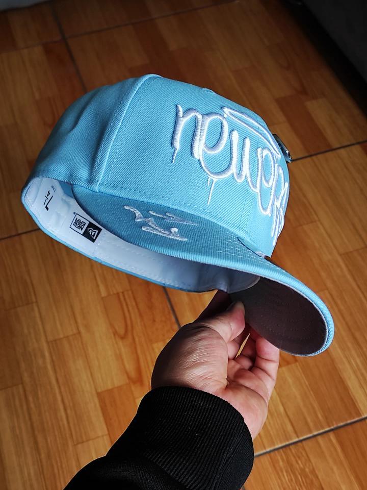 59FIFTY new era grafiti SKY BLUE incluye pin