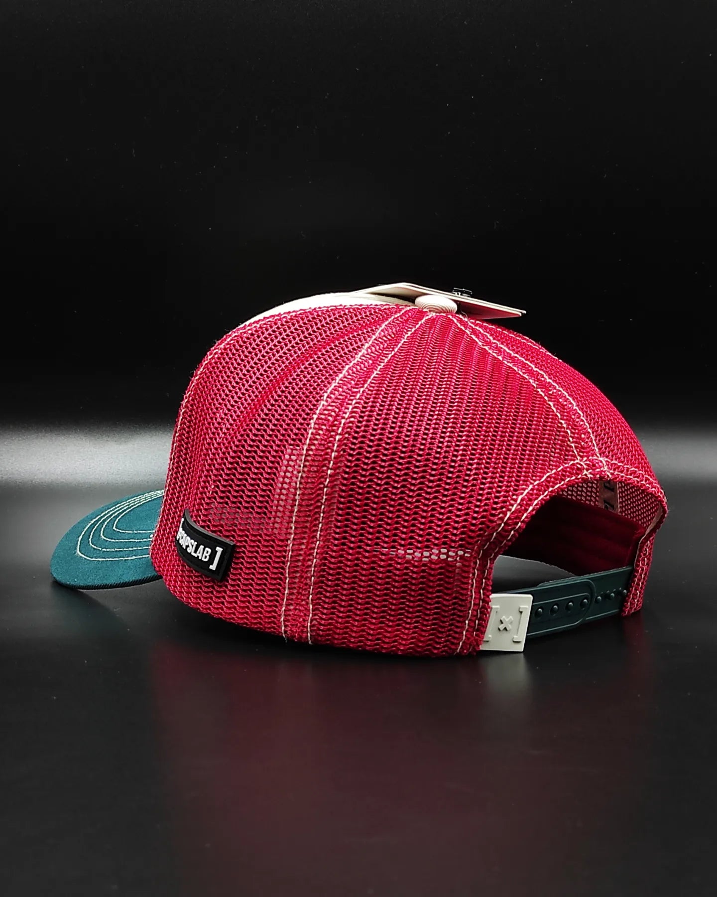 CAPSLAB peanuts Snoopy white red green trucker snapback hat