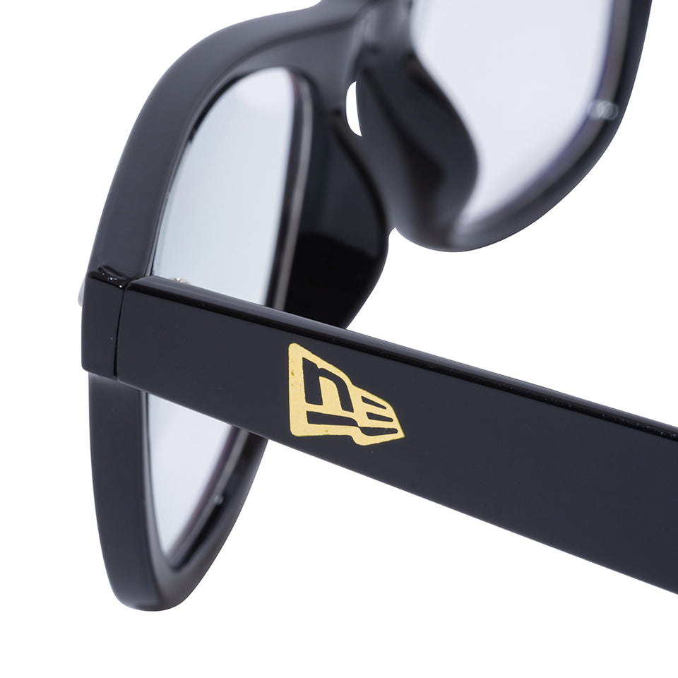 Gafas de sol Wellington con lentes cuadradas, montura negra brillante y lentes azul claro New Era