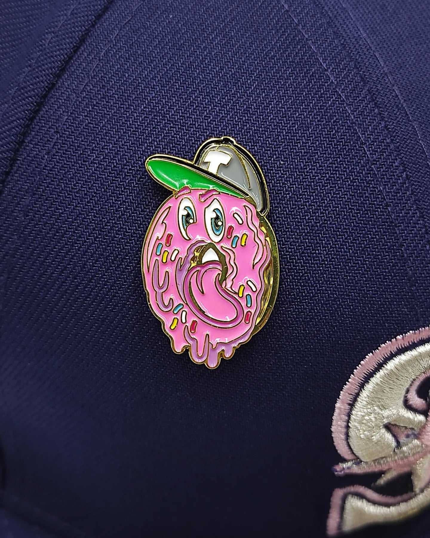 Pin Metálico pink hat