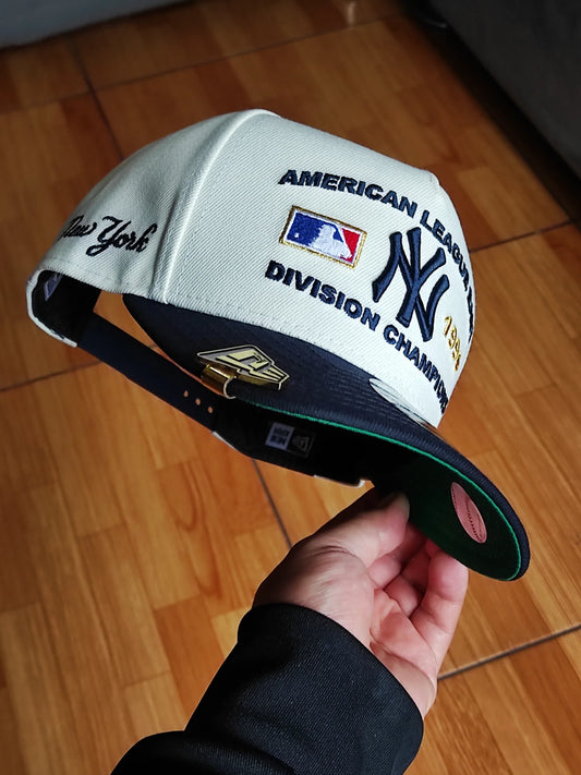 New Era New York Yankees MLB league Chrome Navy 9FIFTY AFRAME Snapback