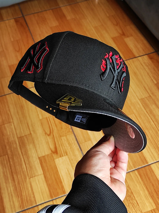New Era New York Yankees flame 🔥 black edition 9FIFTY snapback cap