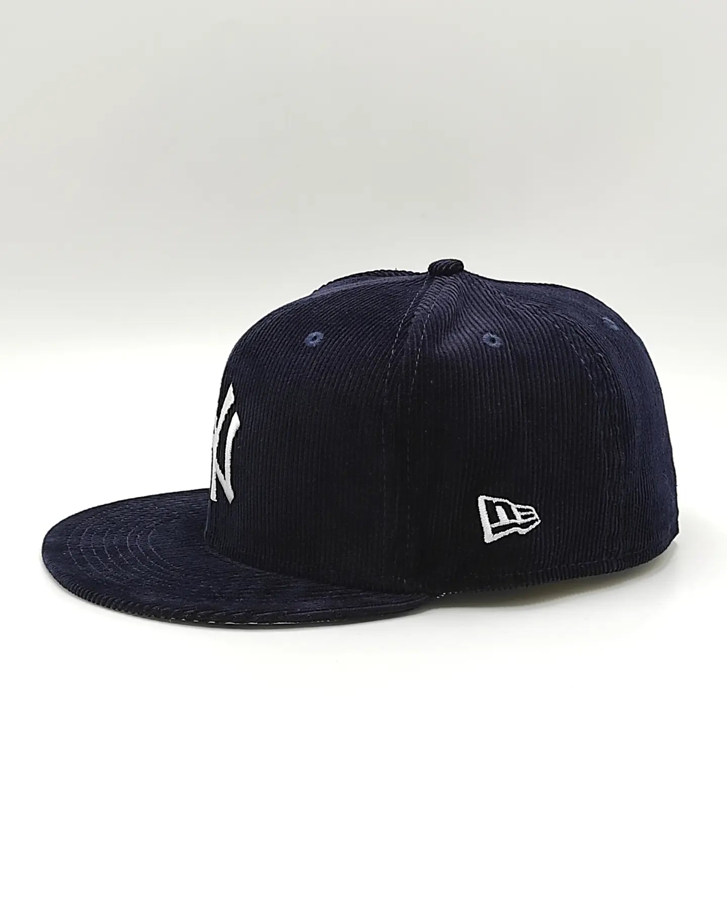Chicago Bulls OLD SCHOOL CORDUROY SIDE-PATCH Black Fitted Hat by New Era