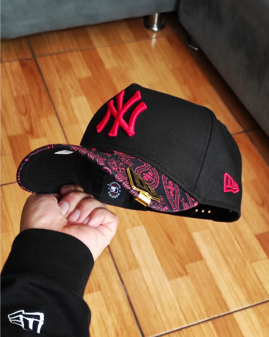 New York Yankees Pastel Paisley Black 9FORTY A-Frame Adjustable Cap