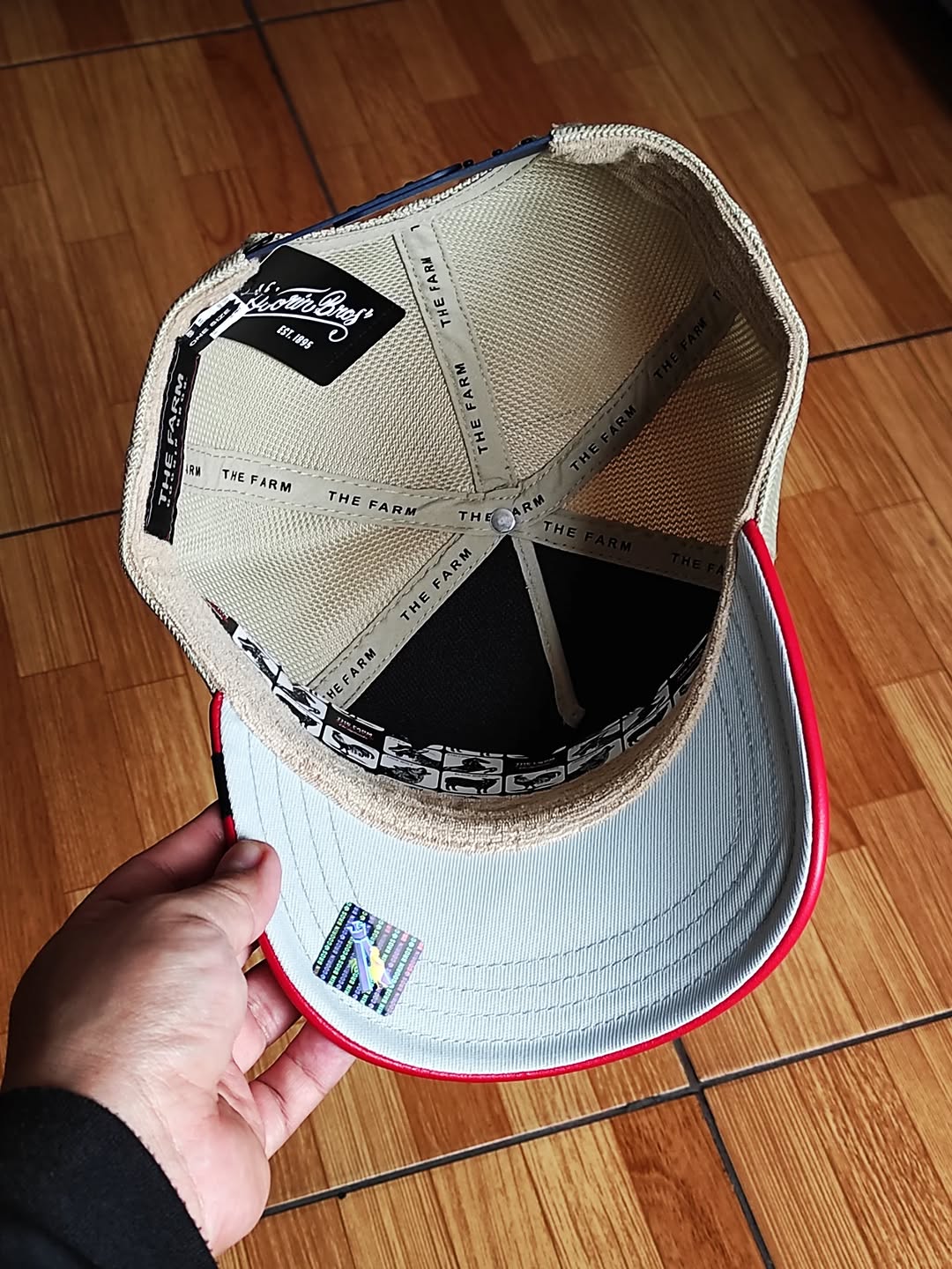 Gorra trucker azul marino y roja gallo Shleather Cock The Farm de Goorin Bros