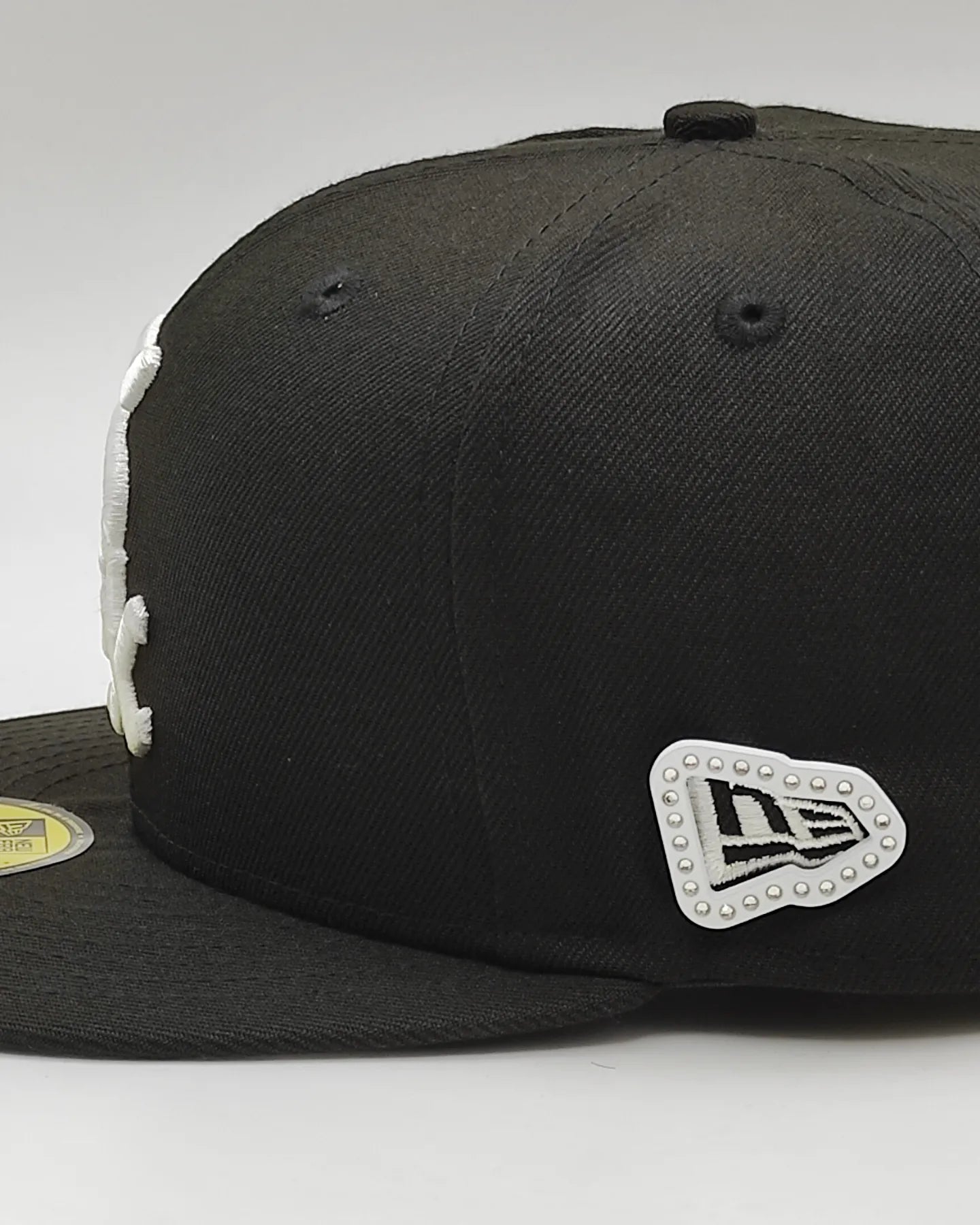 New Era Flag pin circón