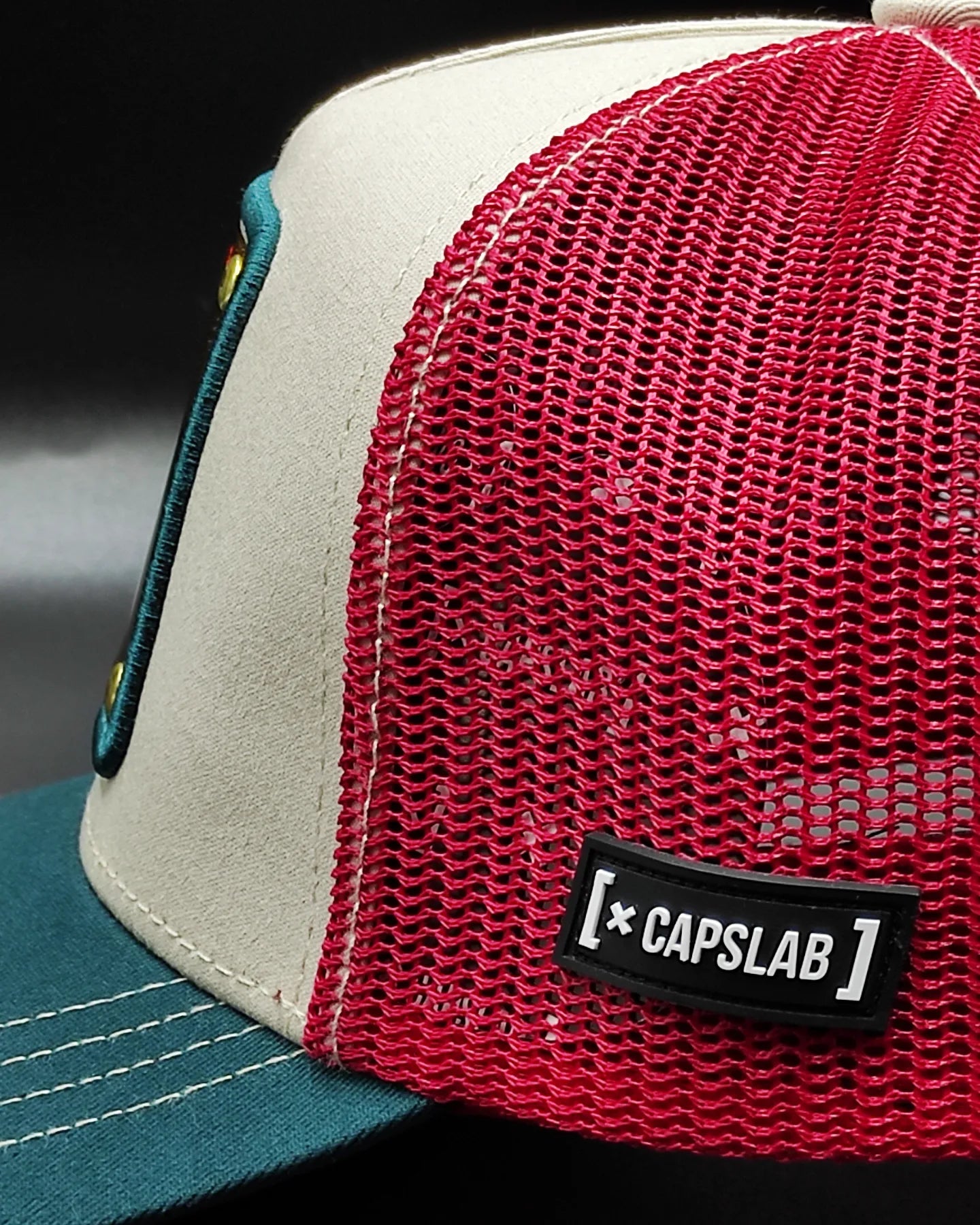 CAPSLAB peanuts Snoopy white red green trucker snapback hat