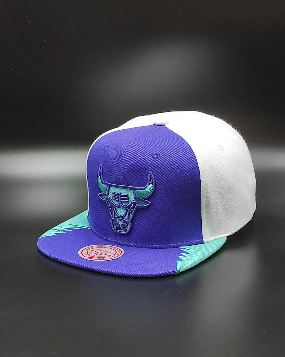 Gorra Snapback AIR JORDAN DAY 5 de Mitchell & Ness exclusiva de los Chicago Bulls - Púrpura/Verde azulado