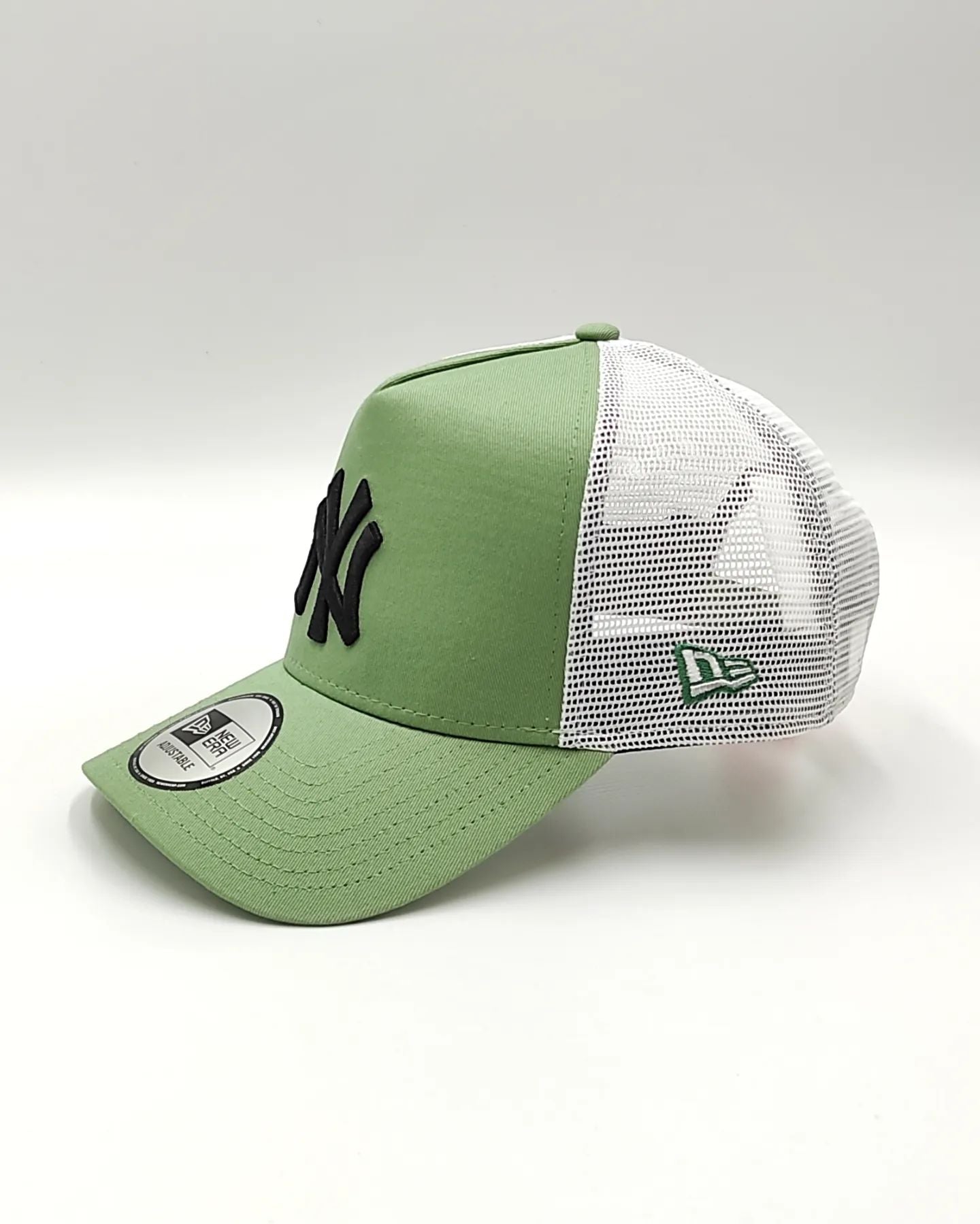 New Era New York Yankees league Essential trucker