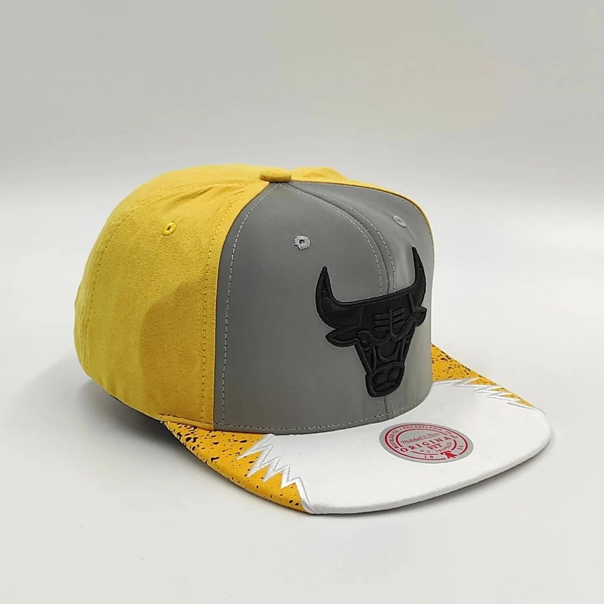 Gorra Snapback AIR JORDAN DAY 5 de Mitchell & Ness exclusiva de los Chicago Bulls - Gris reflectante/Negro/Amarillo