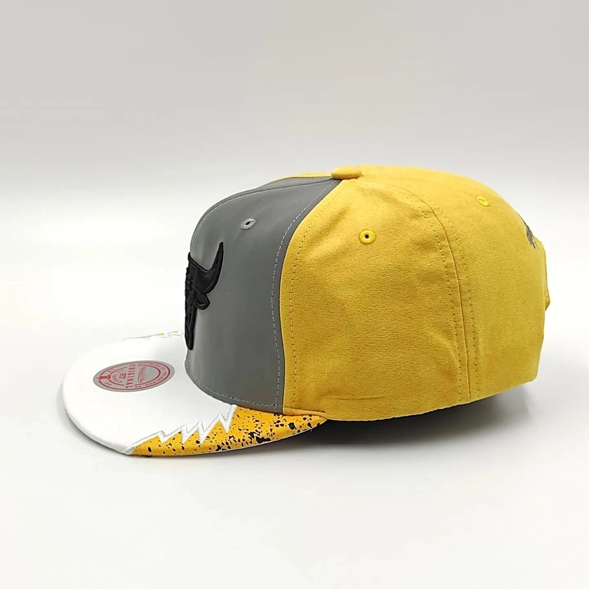 Gorra Snapback AIR JORDAN DAY 5 de Mitchell & Ness exclusiva de los Chicago Bulls - Gris reflectante/Negro/Amarillo