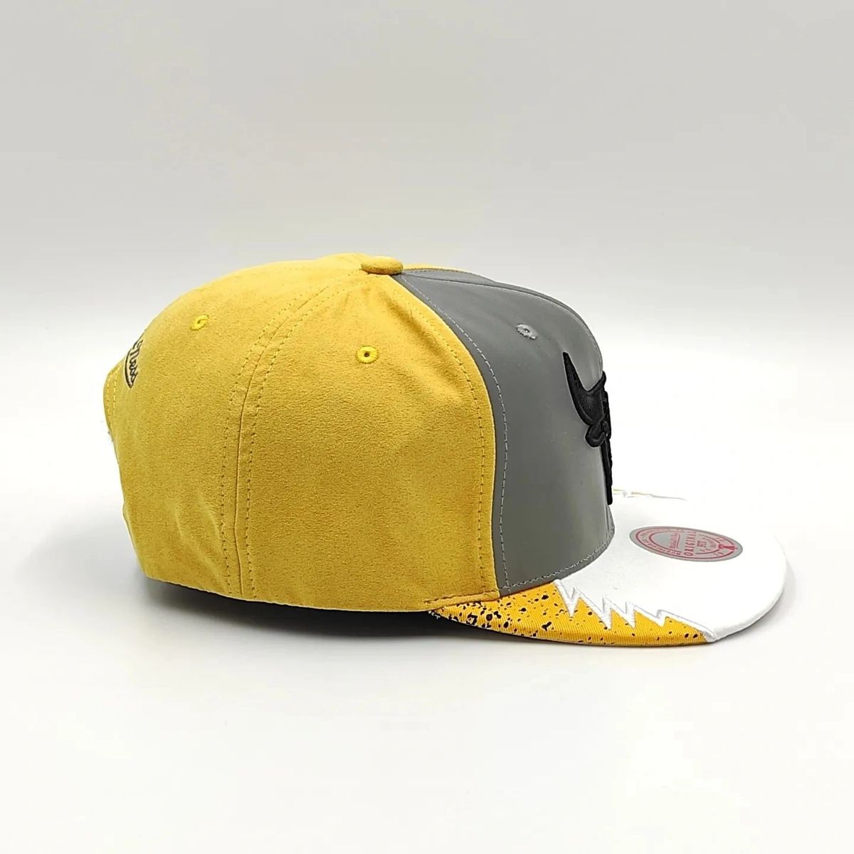 Gorra Snapback AIR JORDAN DAY 5 de Mitchell & Ness exclusiva de los Chicago Bulls - Gris reflectante/Negro/Amarillo