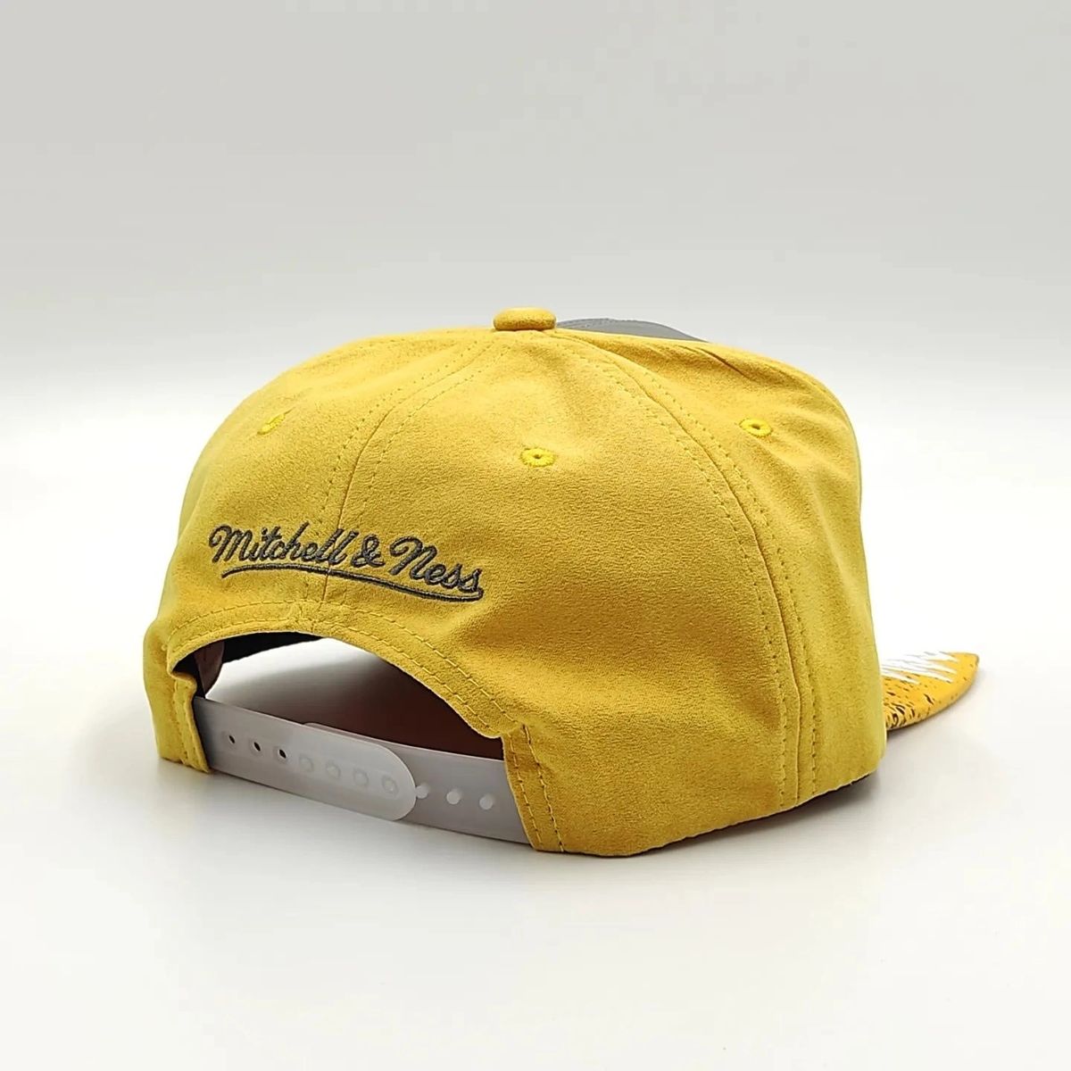 Gorra Snapback AIR JORDAN DAY 5 de Mitchell & Ness exclusiva de los Chicago Bulls - Gris reflectante/Negro/Amarillo