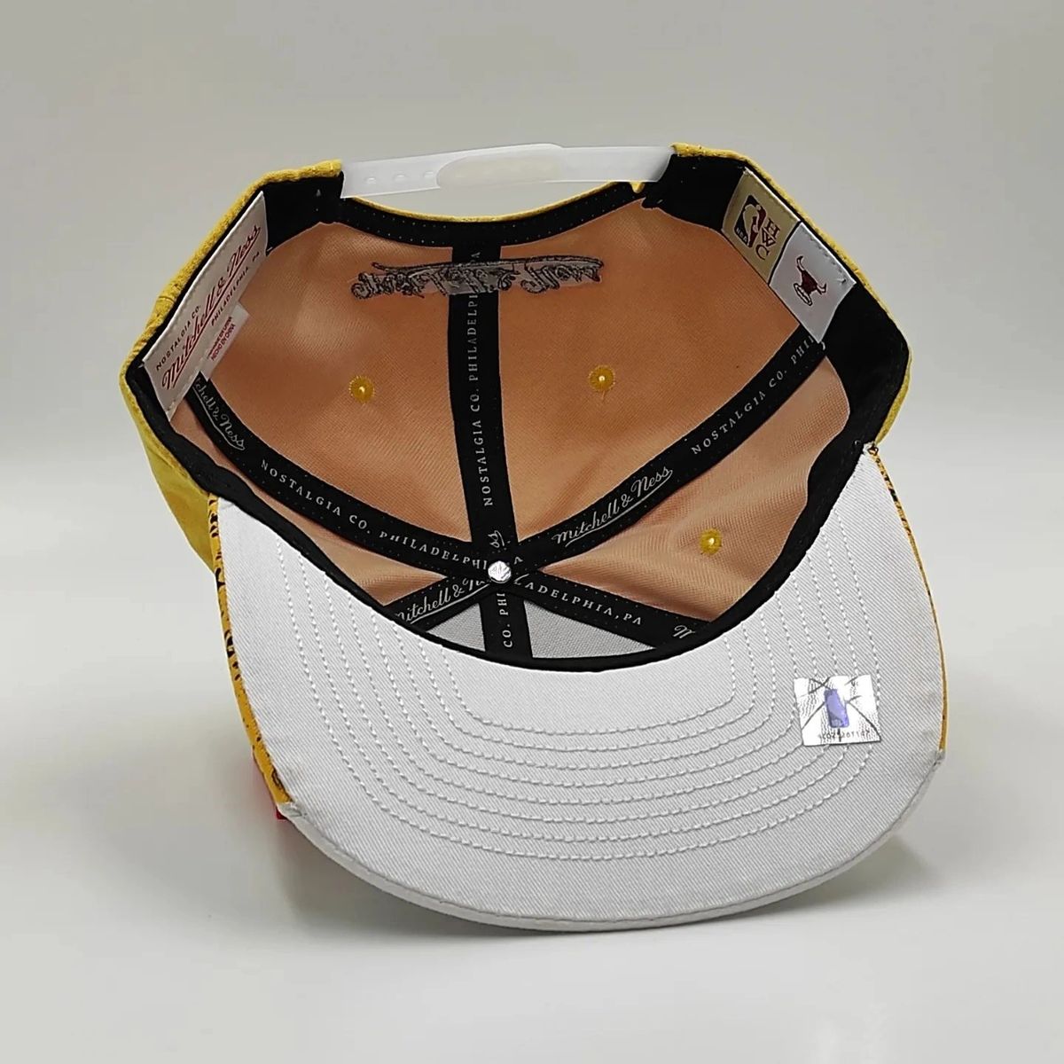 Gorra Snapback AIR JORDAN DAY 5 de Mitchell & Ness exclusiva de los Chicago Bulls - Gris reflectante/Negro/Amarillo