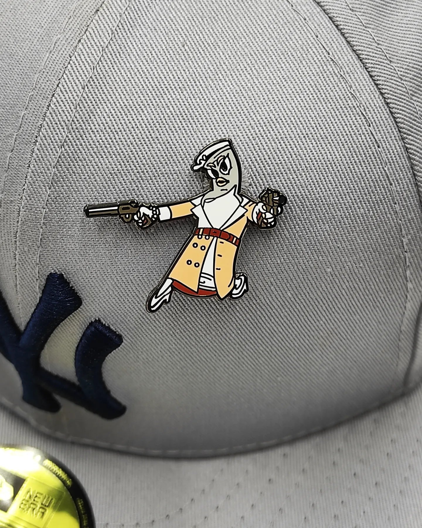 Pin metalico Bank Hat Club