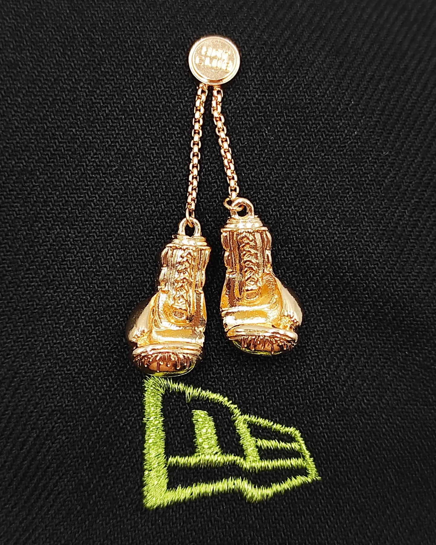 Pin metalico Boxing Hat Club – dabullstore