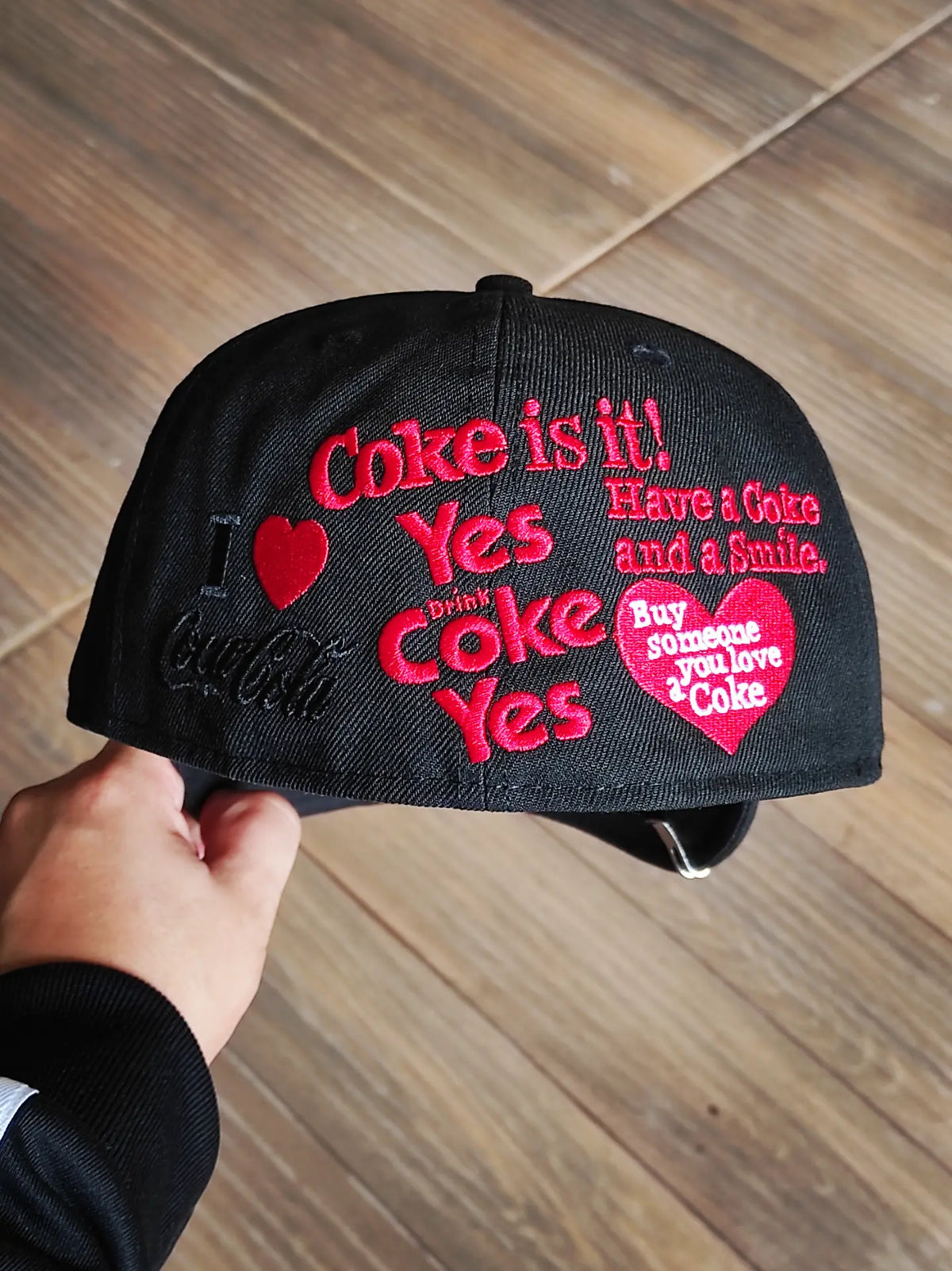 59FIFTY Coca-Cola x New Era diseñada por Kosuke Kawamura Coca-Cola color negro rojo