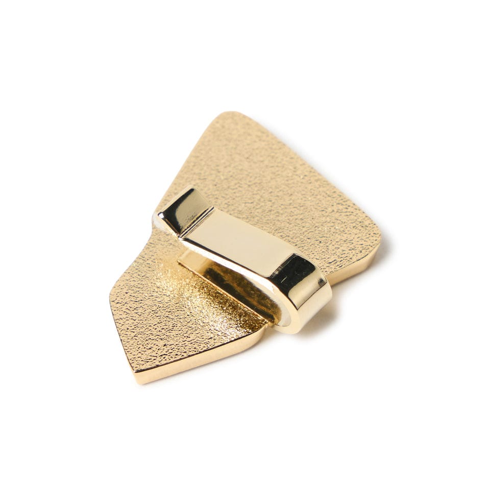 Clip para visera de gorra, logotipo de bandera NewEra, color oro/negro.