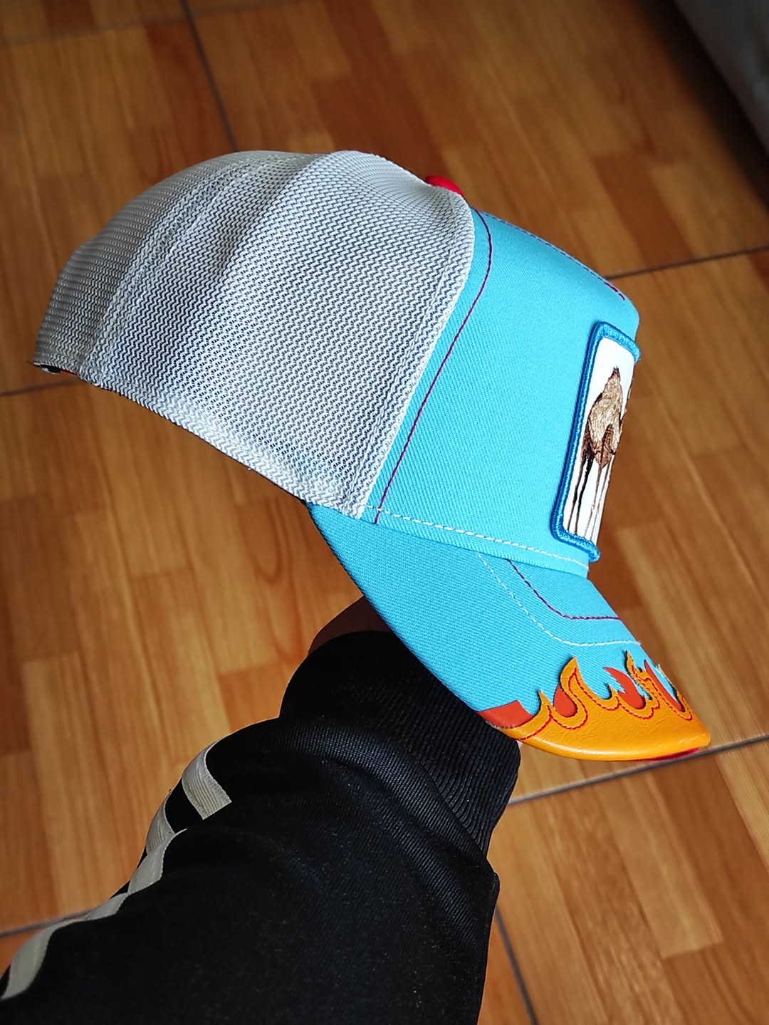 Gorra trucker azul y blanca dromedario Smokin' Somebody Stop Me Supercharged The Farm de Goorin Bros.