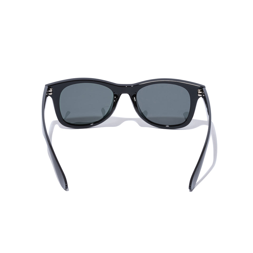 Gafas de sol Wellington con lentes cuadradas, montura negra brillante y lentes verde grisáceas NewEra