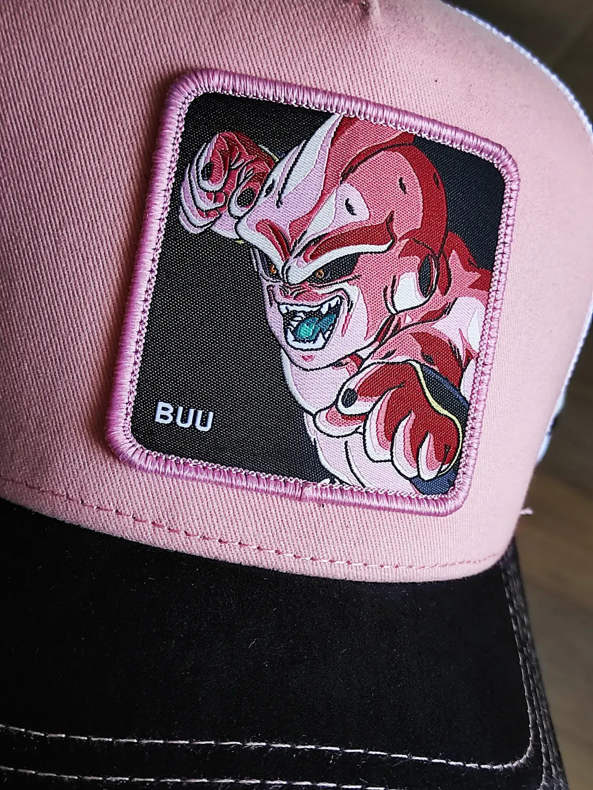 Gorra trucker rosa, blanca y negra Kid Buu DBZ8 BUU Dragon Ball de Capslab