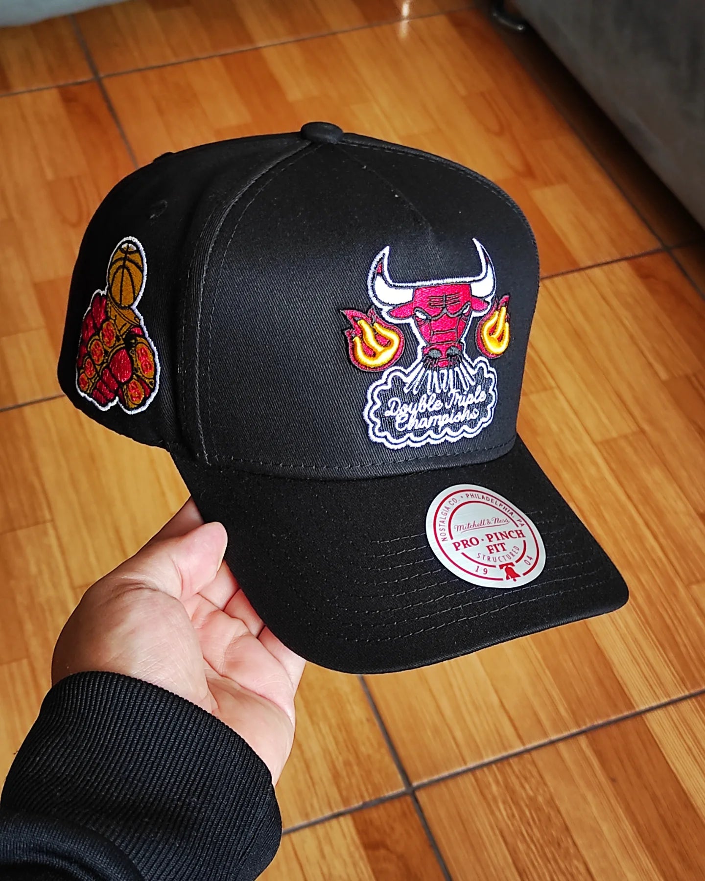 Mitchell and ness Chicago bulls 6x champions fire pro pinch fit snapback