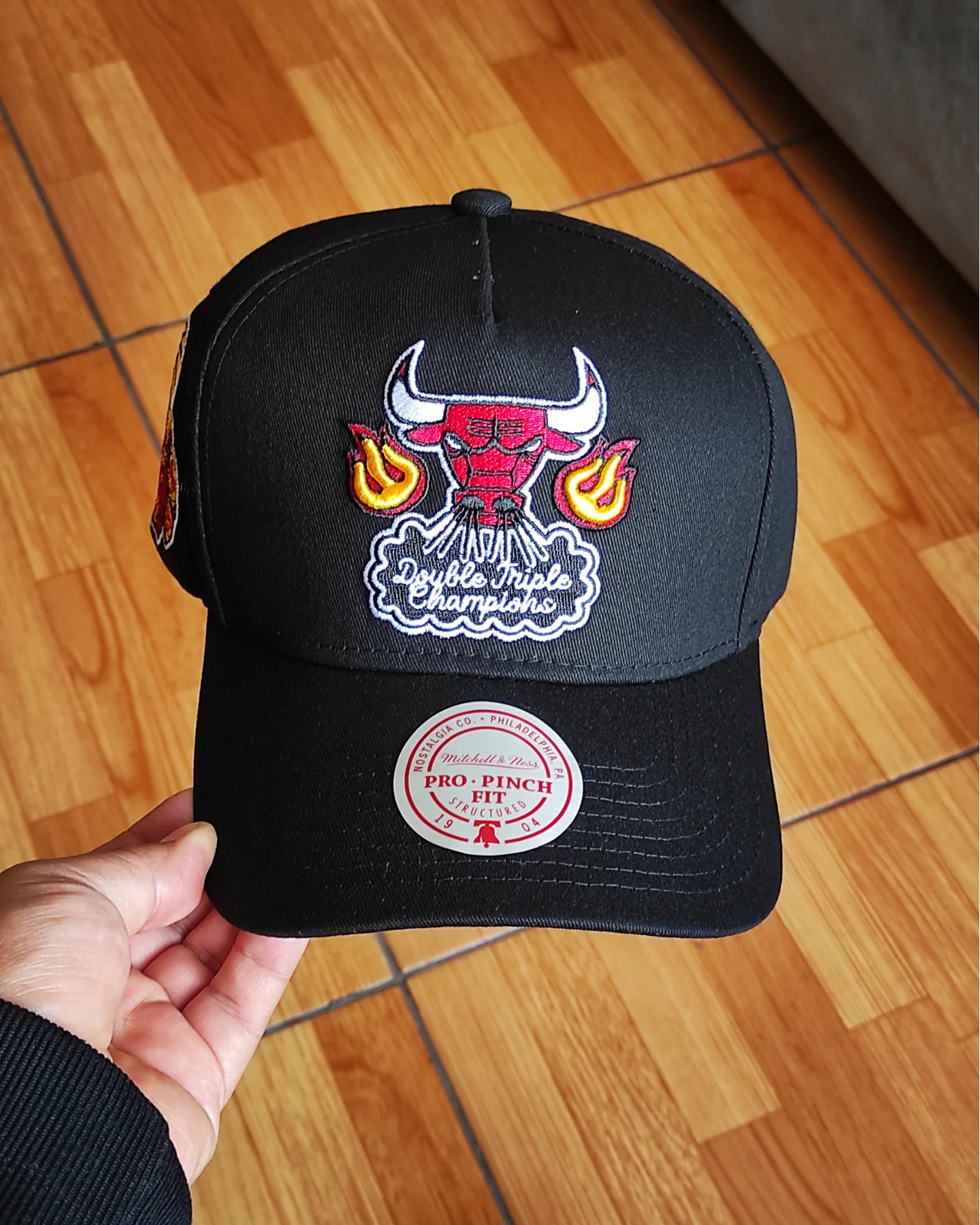 Mitchell and ness Chicago bulls 6x champions fire pro pinch fit snapback
