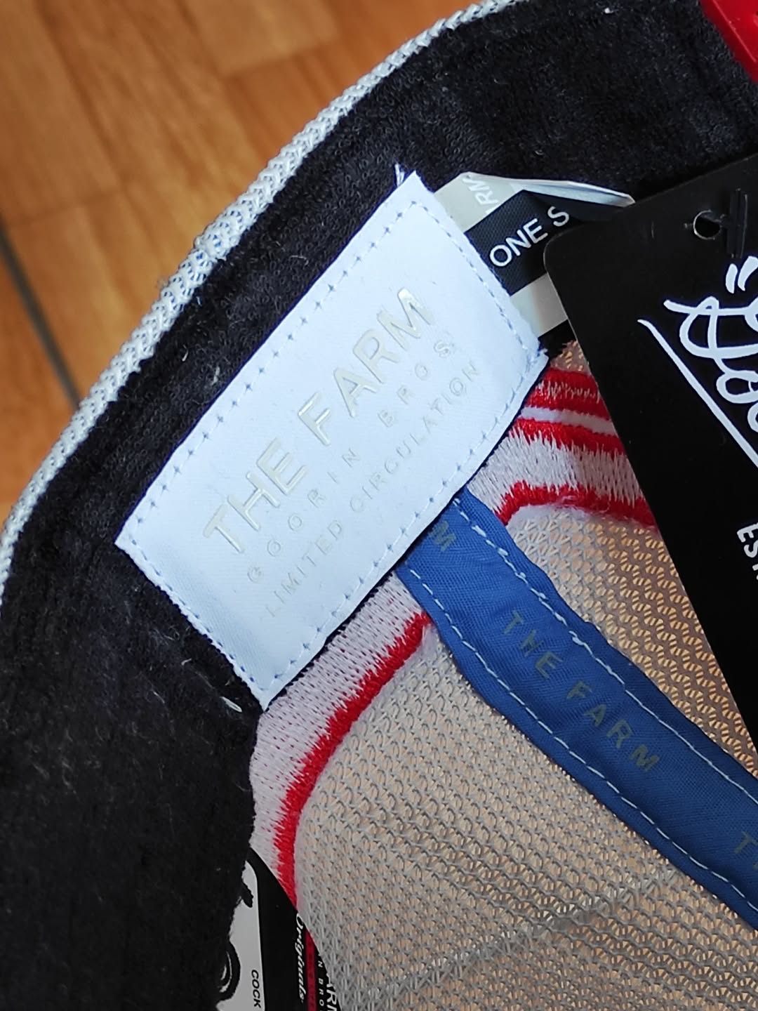 Gorra trucker azul y blanca dromedario Smokin' Somebody Stop Me Supercharged The Farm de Goorin Bros.