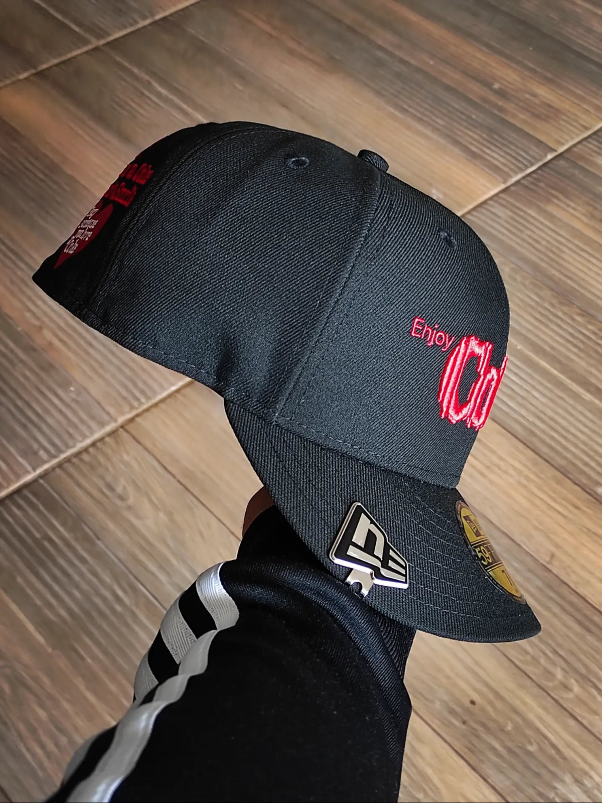 59FIFTY Coca-Cola x New Era diseñada por Kosuke Kawamura Coca-Cola color negro rojo