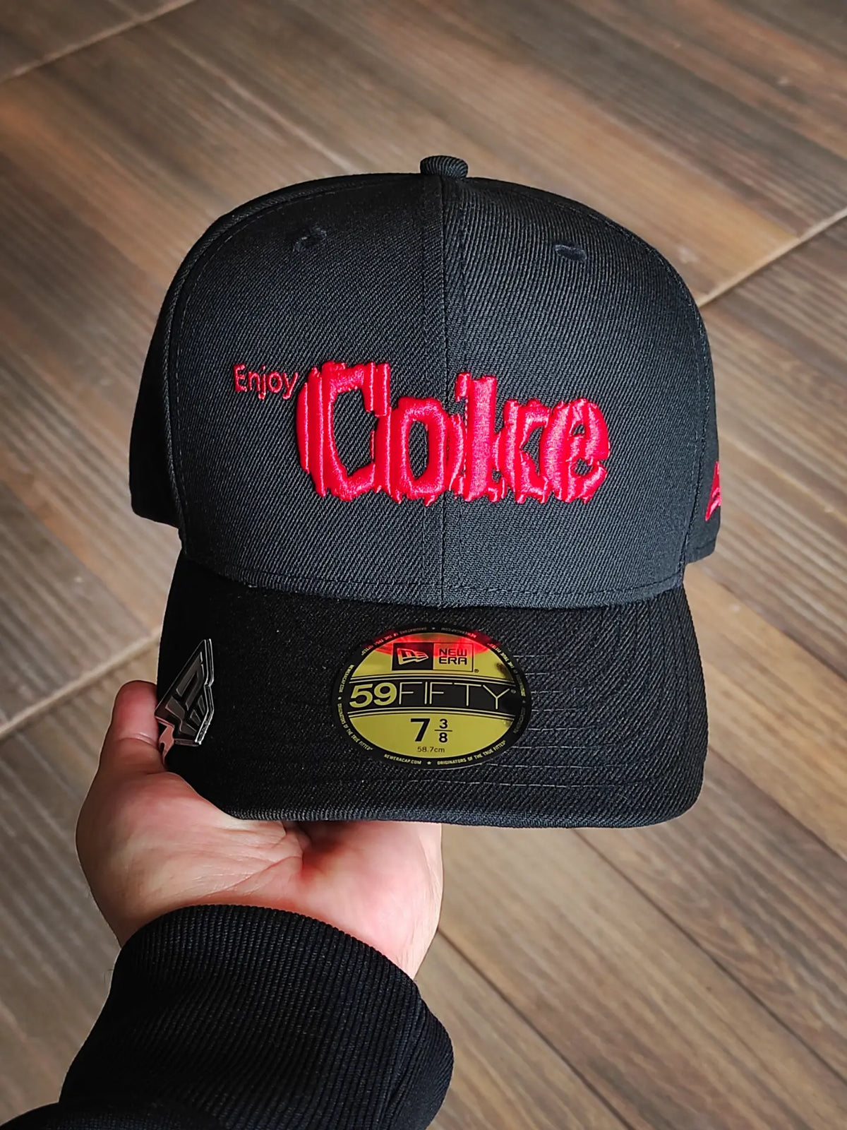 59FIFTY Coca-Cola x New Era diseñada por Kosuke Kawamura Coca-Cola color negro rojo