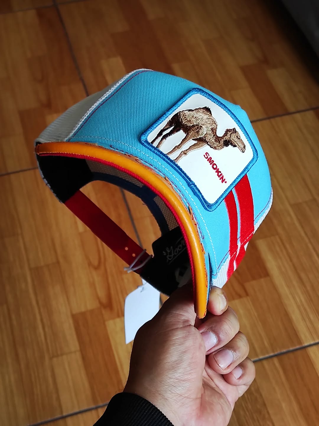 Gorra trucker azul y blanca dromedario Smokin' Somebody Stop Me Supercharged The Farm de Goorin Bros.