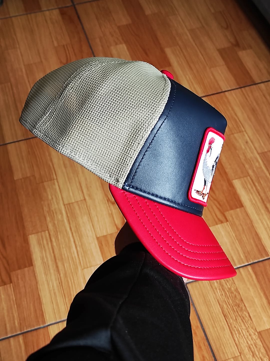 Gorra trucker azul marino y roja gallo Shleather Cock The Farm de Goorin Bros