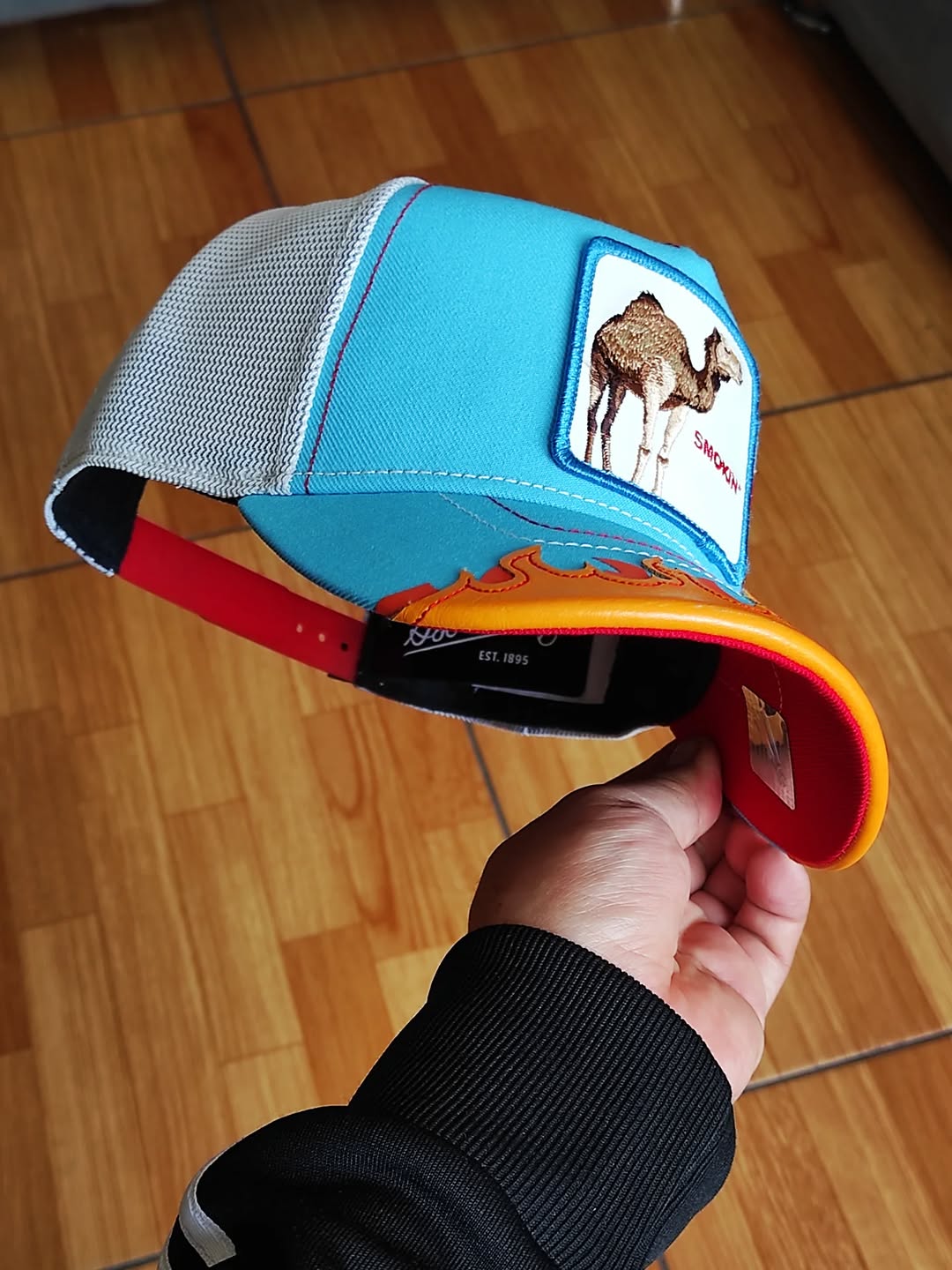 Gorra trucker azul y blanca dromedario Smokin' Somebody Stop Me Supercharged The Farm de Goorin Bros.