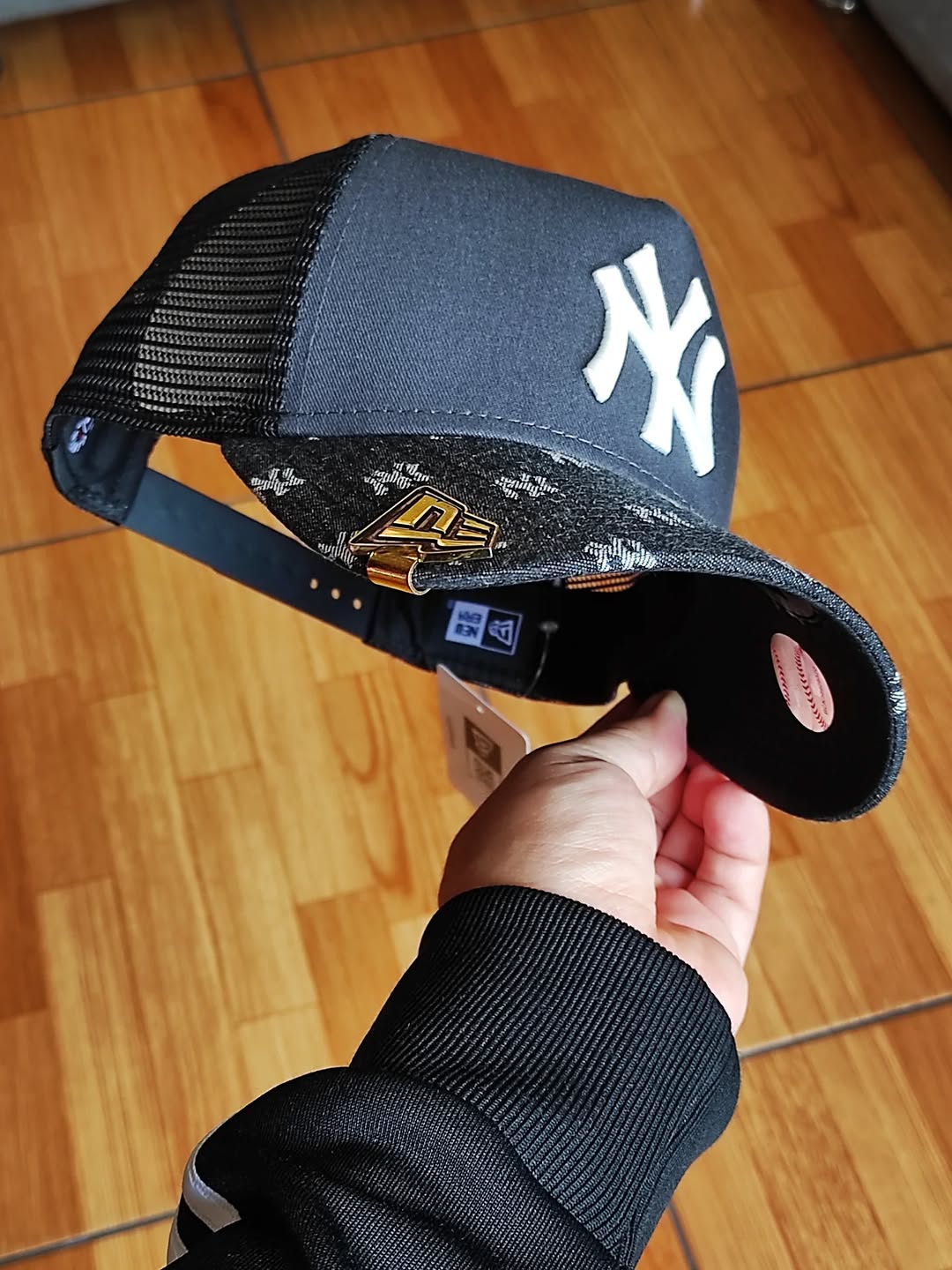 New Era New York Yankees multilogo trucker a frame