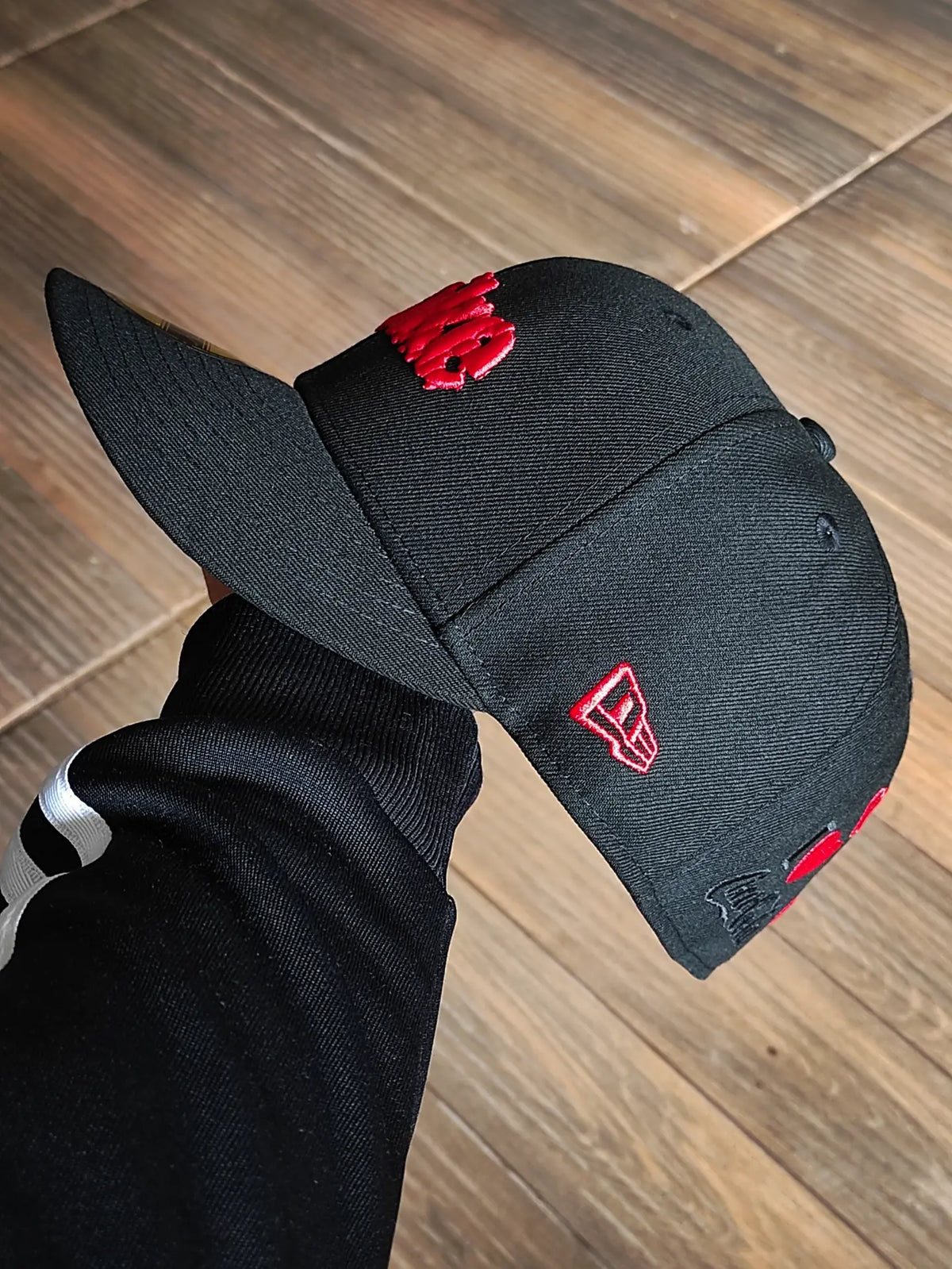 59FIFTY Coca-Cola x New Era diseñada por Kosuke Kawamura Coca-Cola color negro rojo