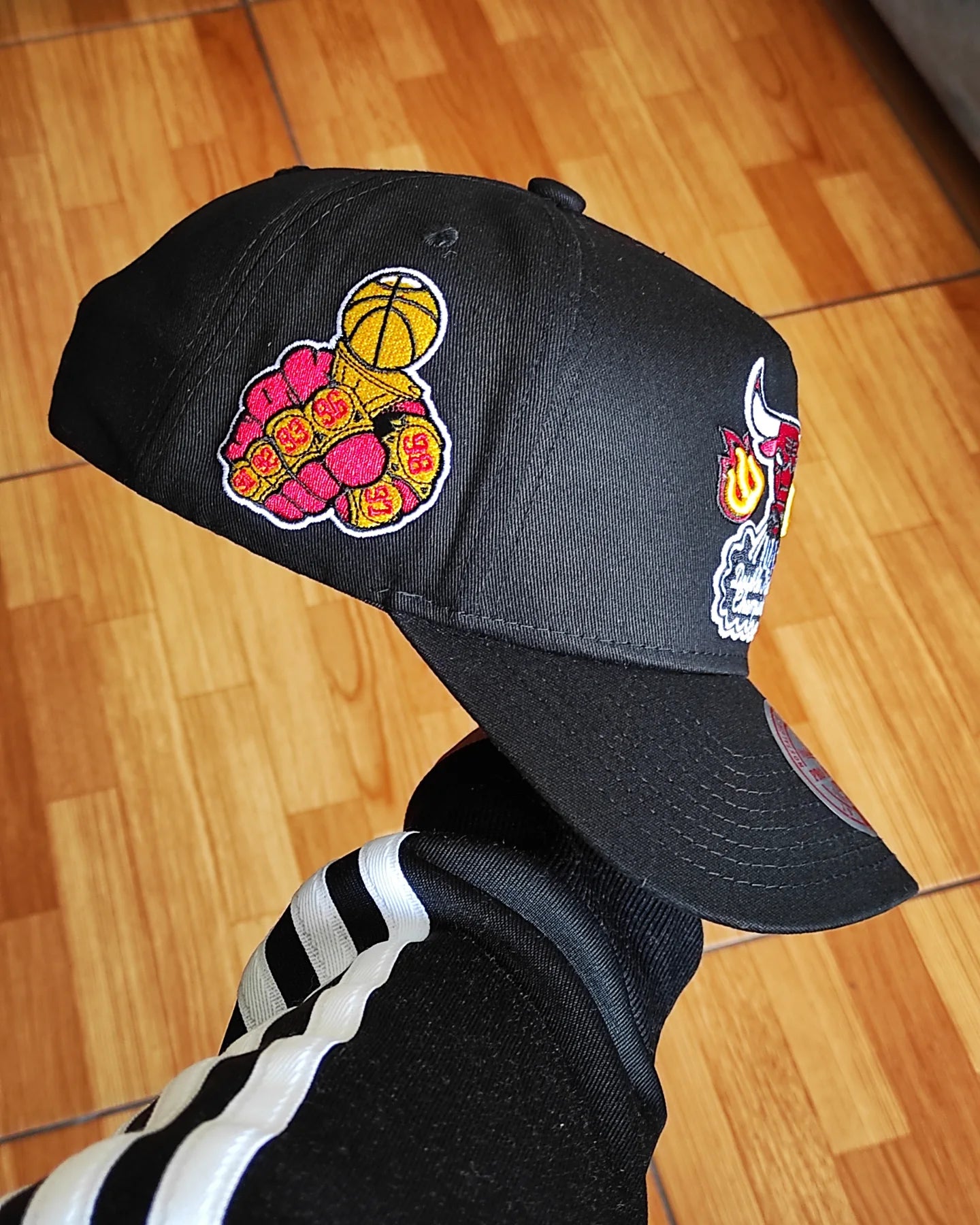 Mitchell and ness Chicago bulls 6x champions fire pro pinch fit snapback
