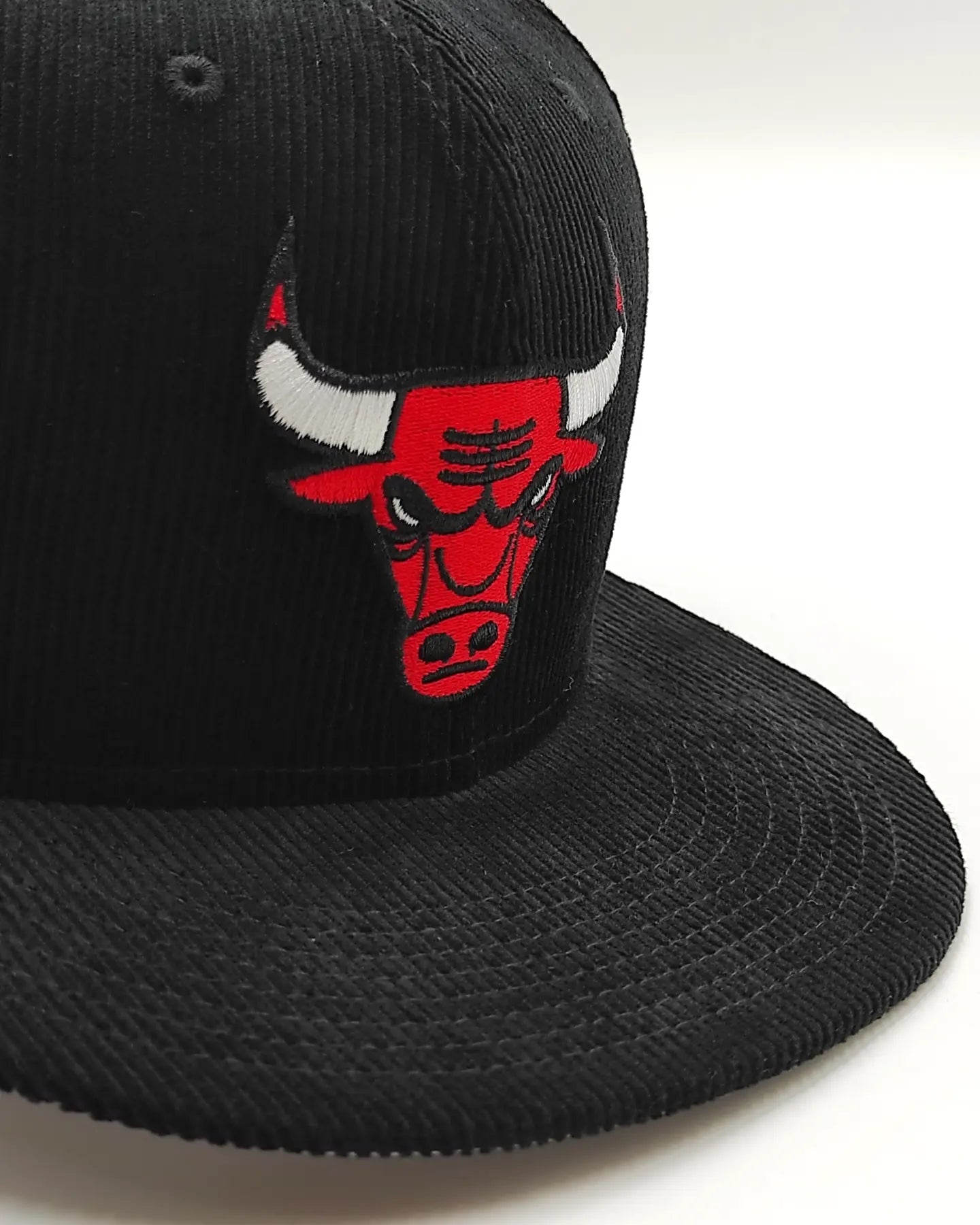 Chicago Bulls OLD SCHOOL CORDUROY SIDE-PATCH Black Fitted Hat by New Era