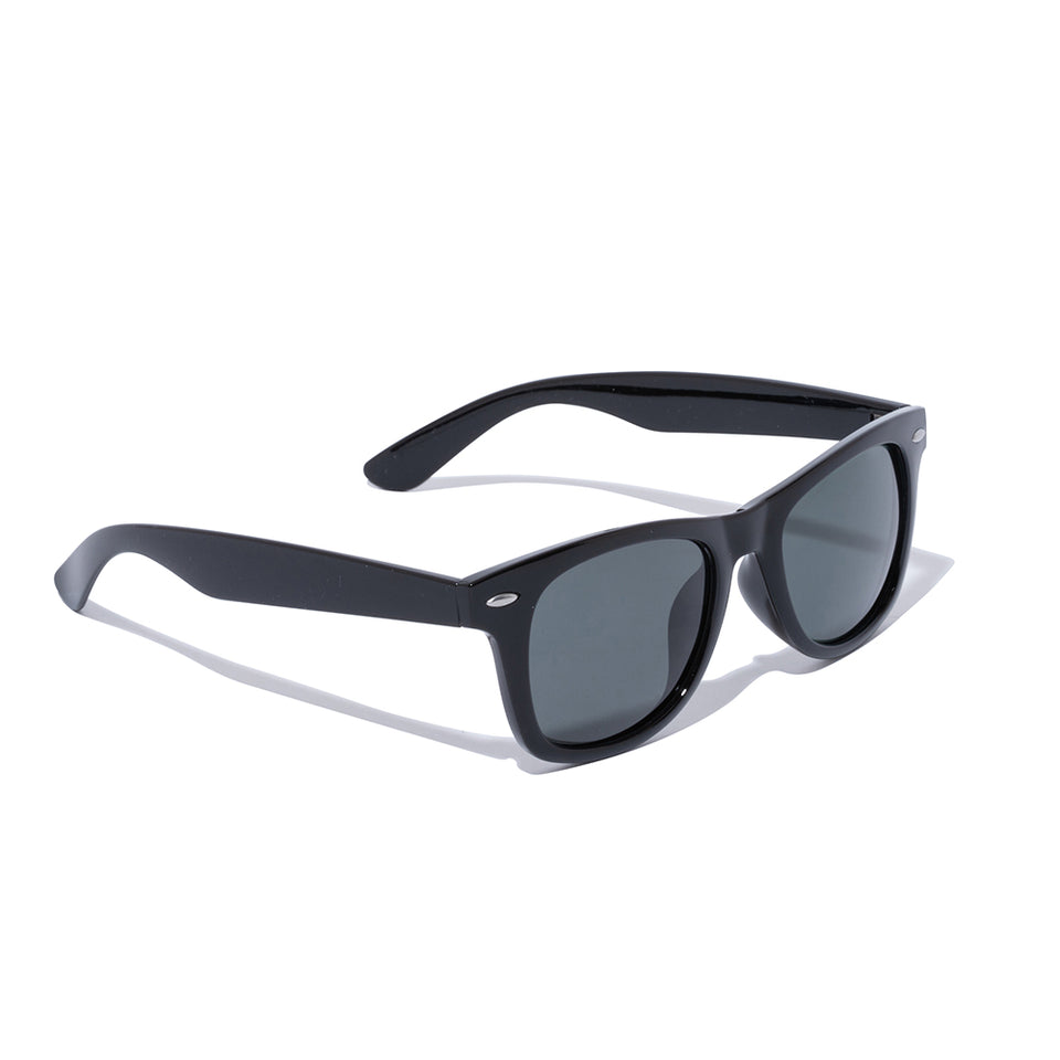 Gafas de sol Wellington con lentes cuadradas, montura negra brillante y lentes verde grisáceas NewEra