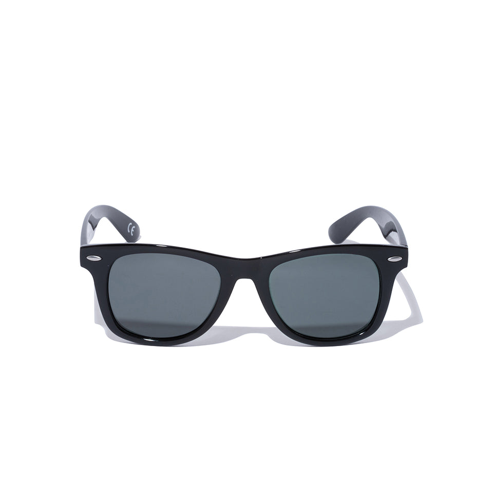 Gafas de sol Wellington con lentes cuadradas, montura negra brillante y lentes verde grisáceas NewEra