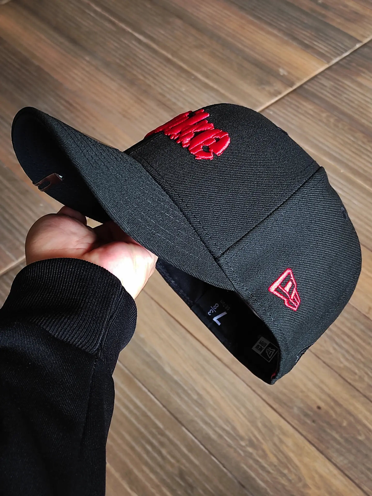 59FIFTY Coca-Cola x New Era diseñada por Kosuke Kawamura Coca-Cola color negro rojo