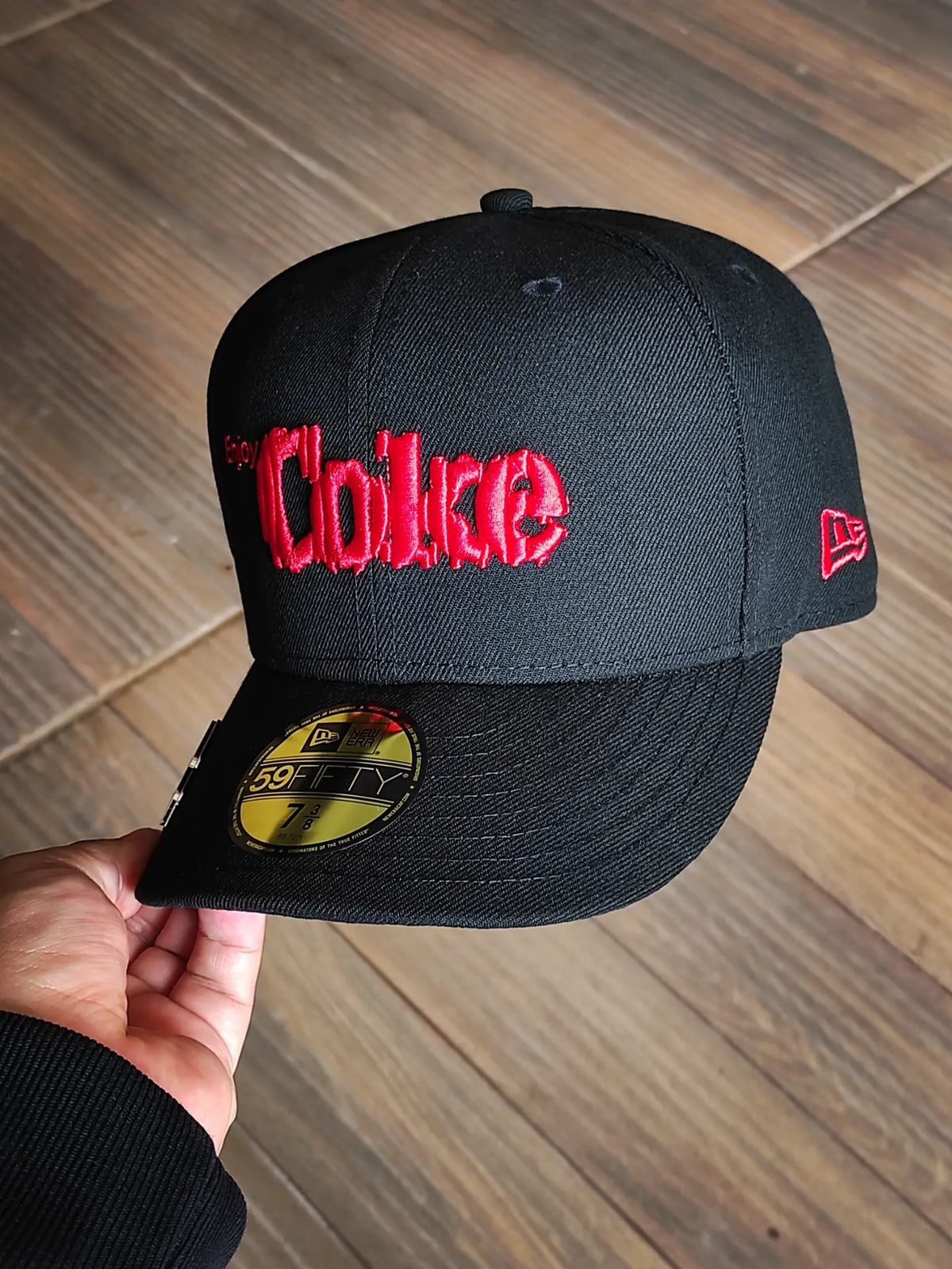 59FIFTY Coca-Cola x New Era diseñada por Kosuke Kawamura Coca-Cola color negro rojo