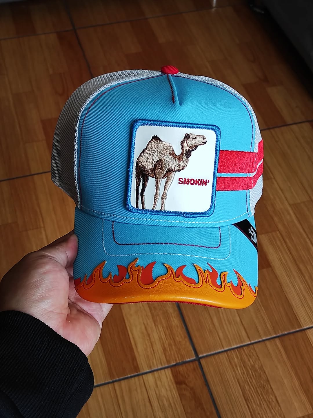 Gorra trucker azul y blanca dromedario Smokin' Somebody Stop Me Supercharged The Farm de Goorin Bros.