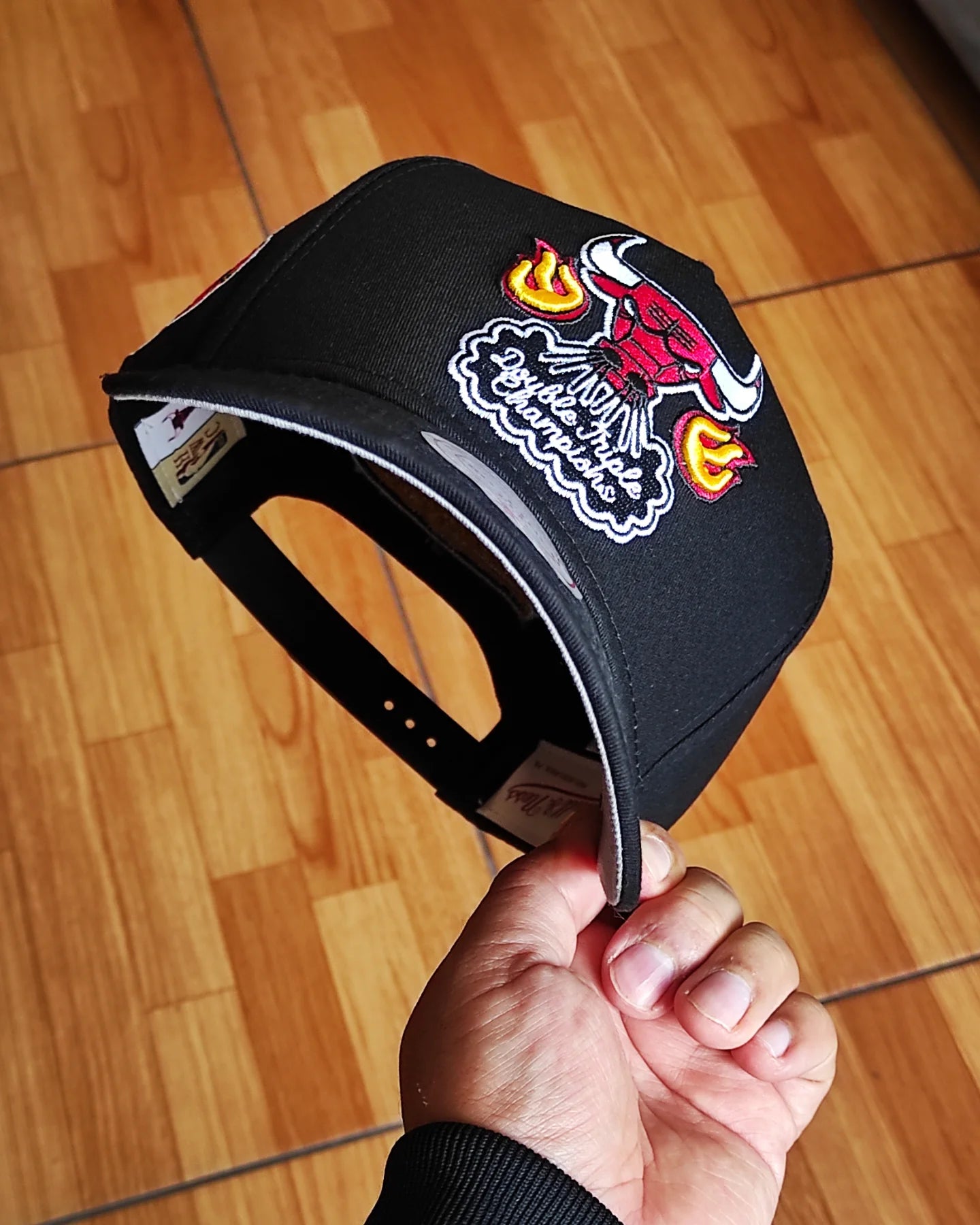 Mitchell and ness Chicago bulls 6x champions fire pro pinch fit snapback
