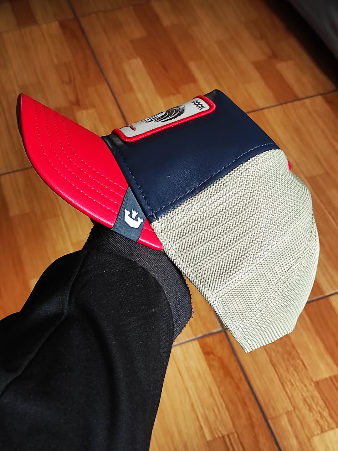 Gorra trucker azul marino y roja gallo Shleather Cock The Farm de Goorin Bros